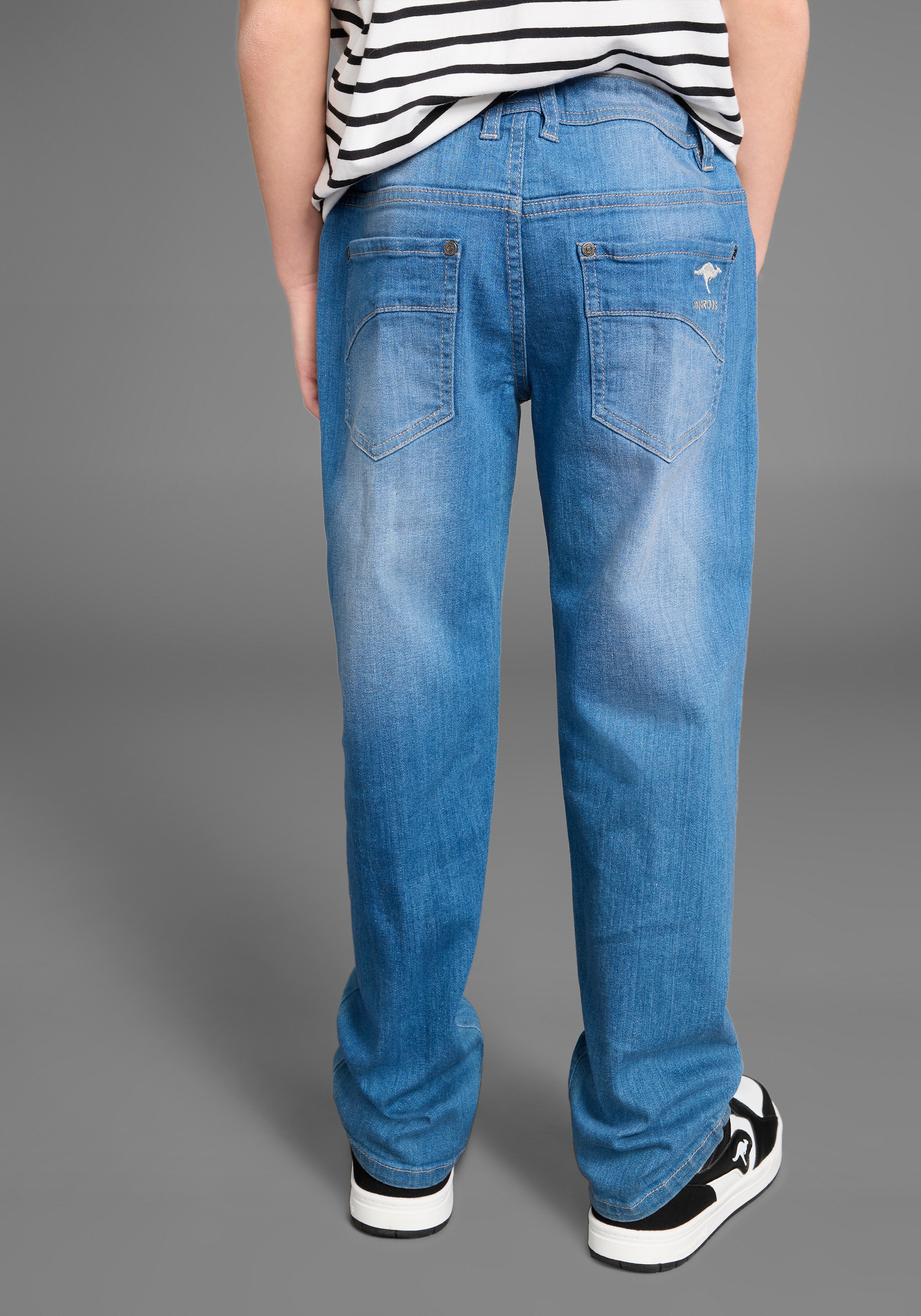 KangaROOS Loose-fit-Jeans »Jeans mit weitem Bein«, , mit Logo-Stickerei