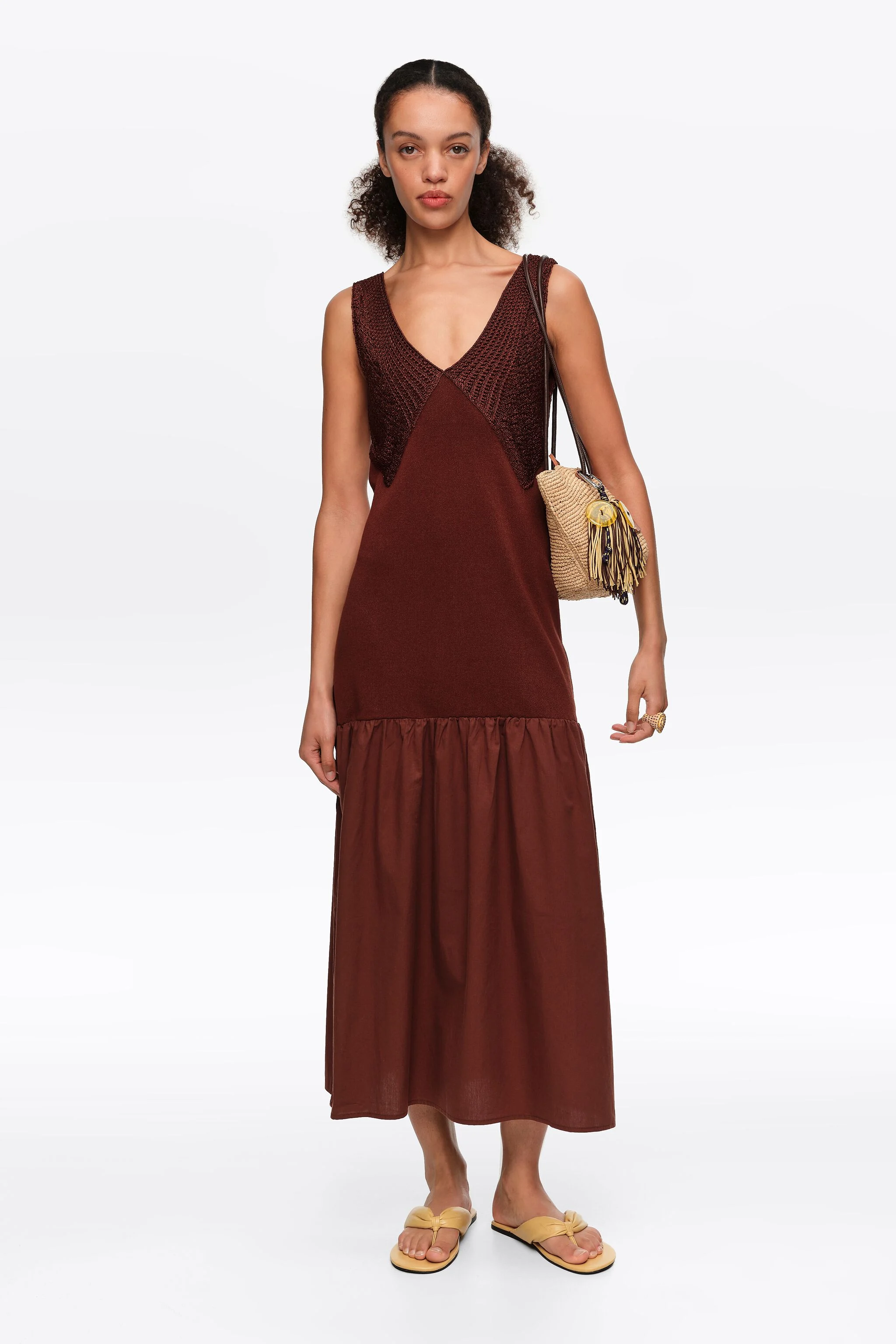 Vestido marrom de malha evasê em dois materiais