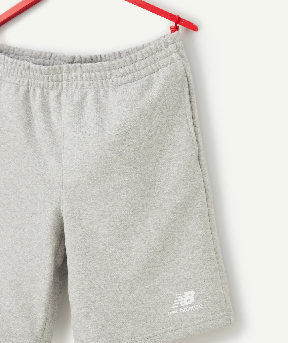 NEW BALANCESHORT ESSENTIALS STACKED GARÇON GRIS