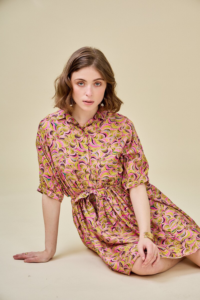 ATÉ BREVE<br>Vestido curto estampado, evasê, gola de camisa