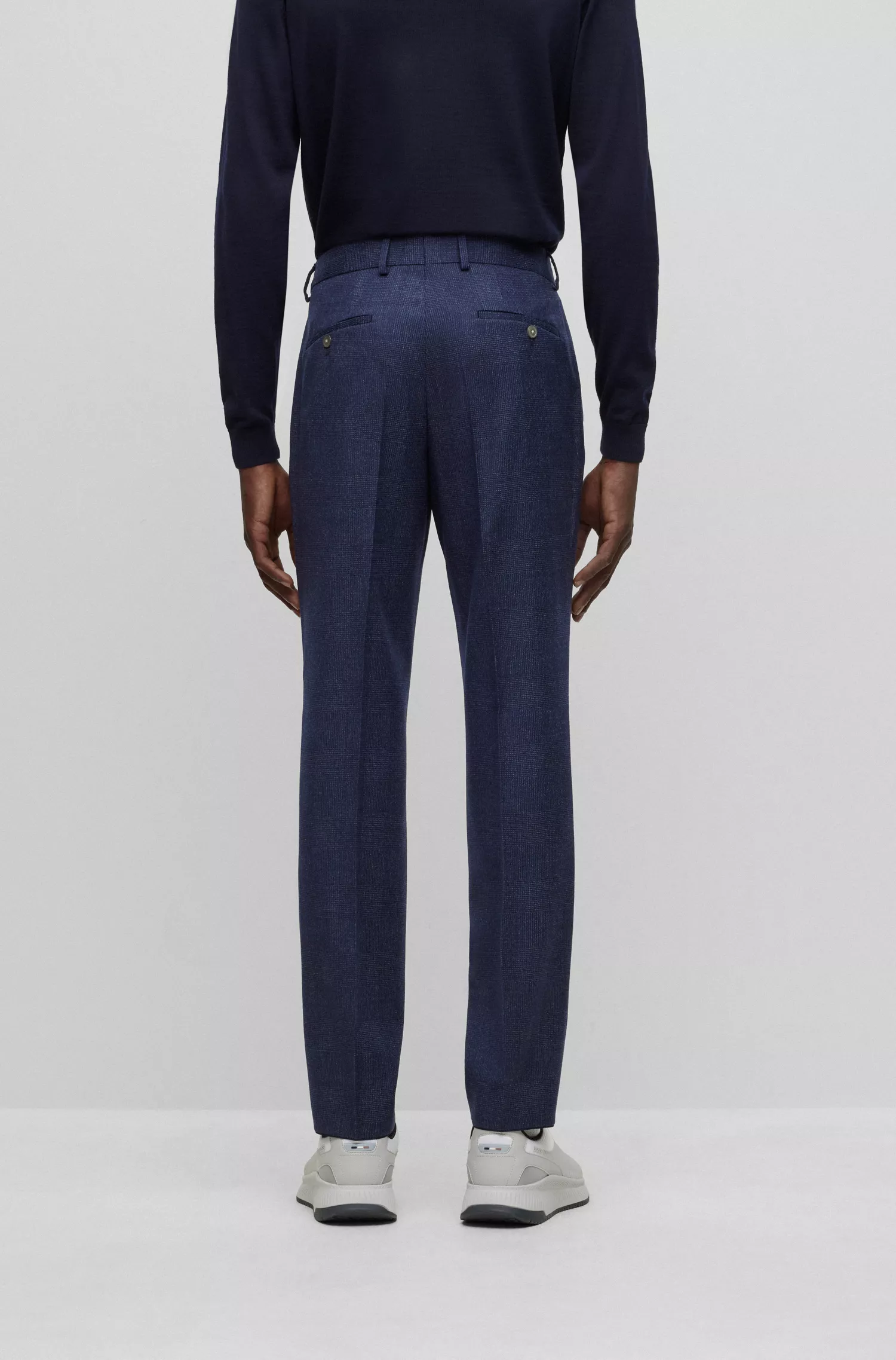 Terno BOSS preto slim fit em lã elástica xadrez.