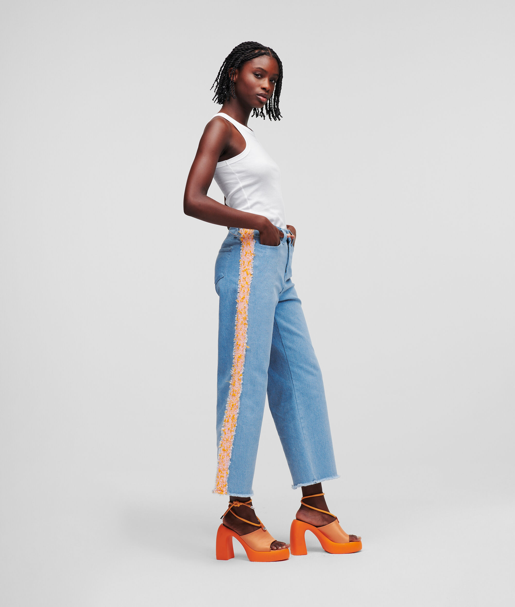 JEAN EN DENIM ET TISSU BOUCLÉ