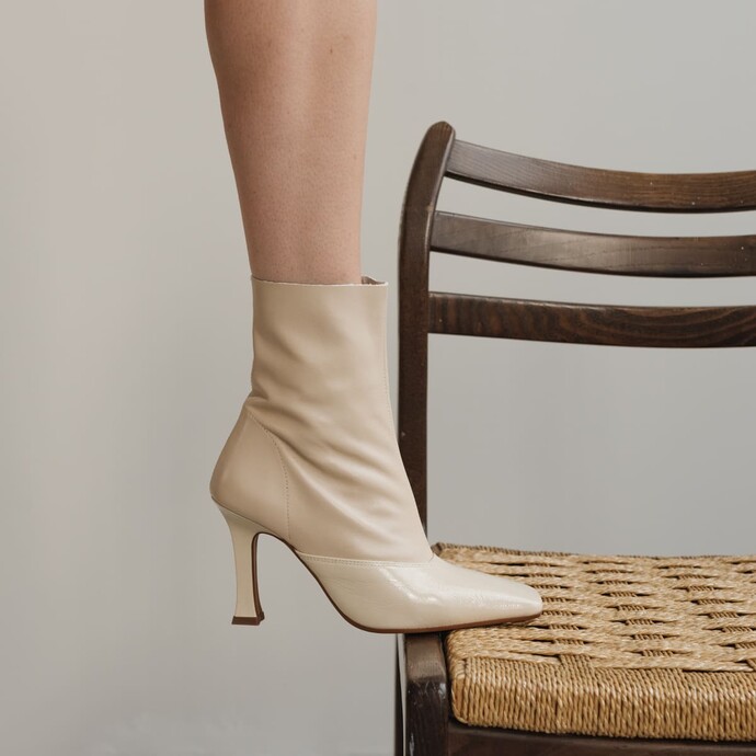 Bottines à talons et bouts carrés  en cuir et vernis ivoire