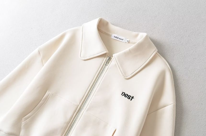 Yukis - Cropped jack met kraagletters en geborduurde rits