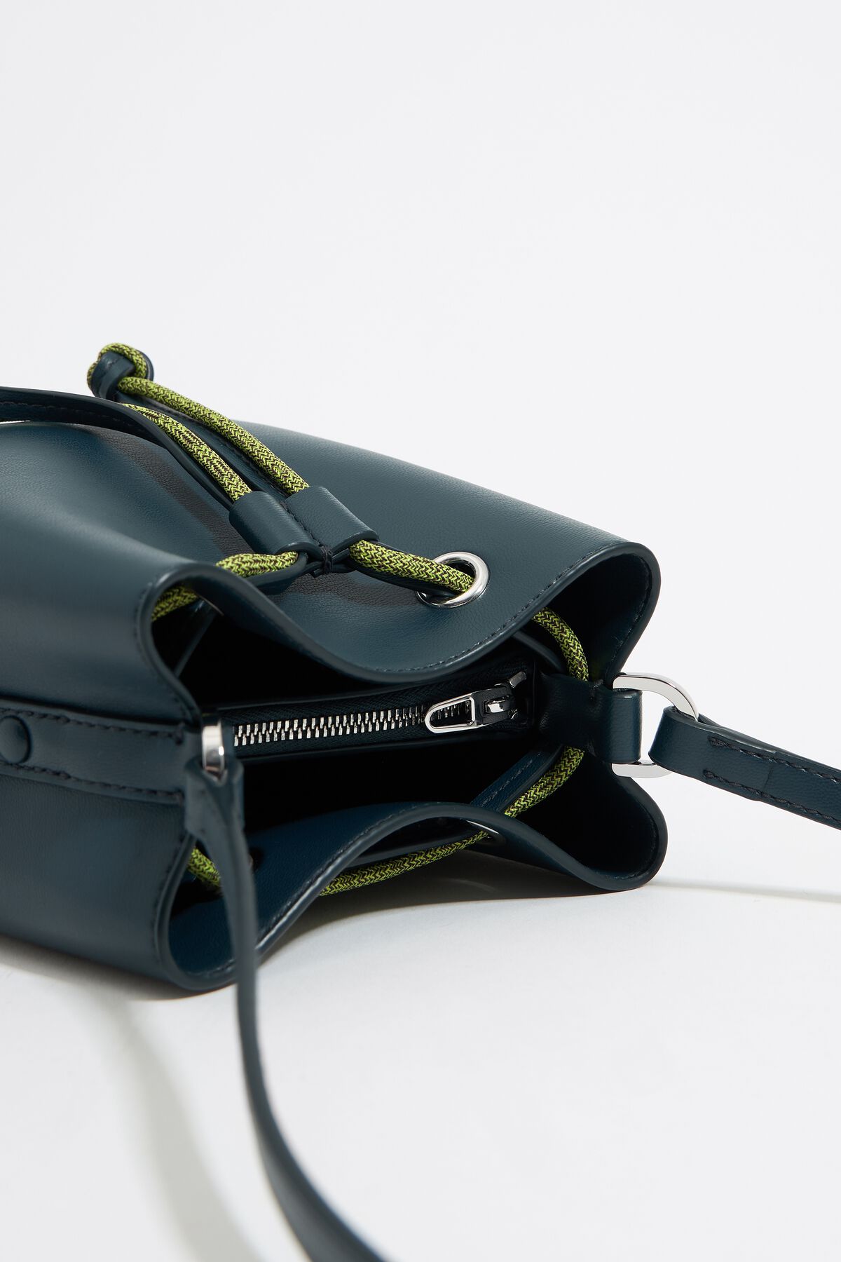Bolsa mini de couro com estampa de Chihuahua verde-azulado