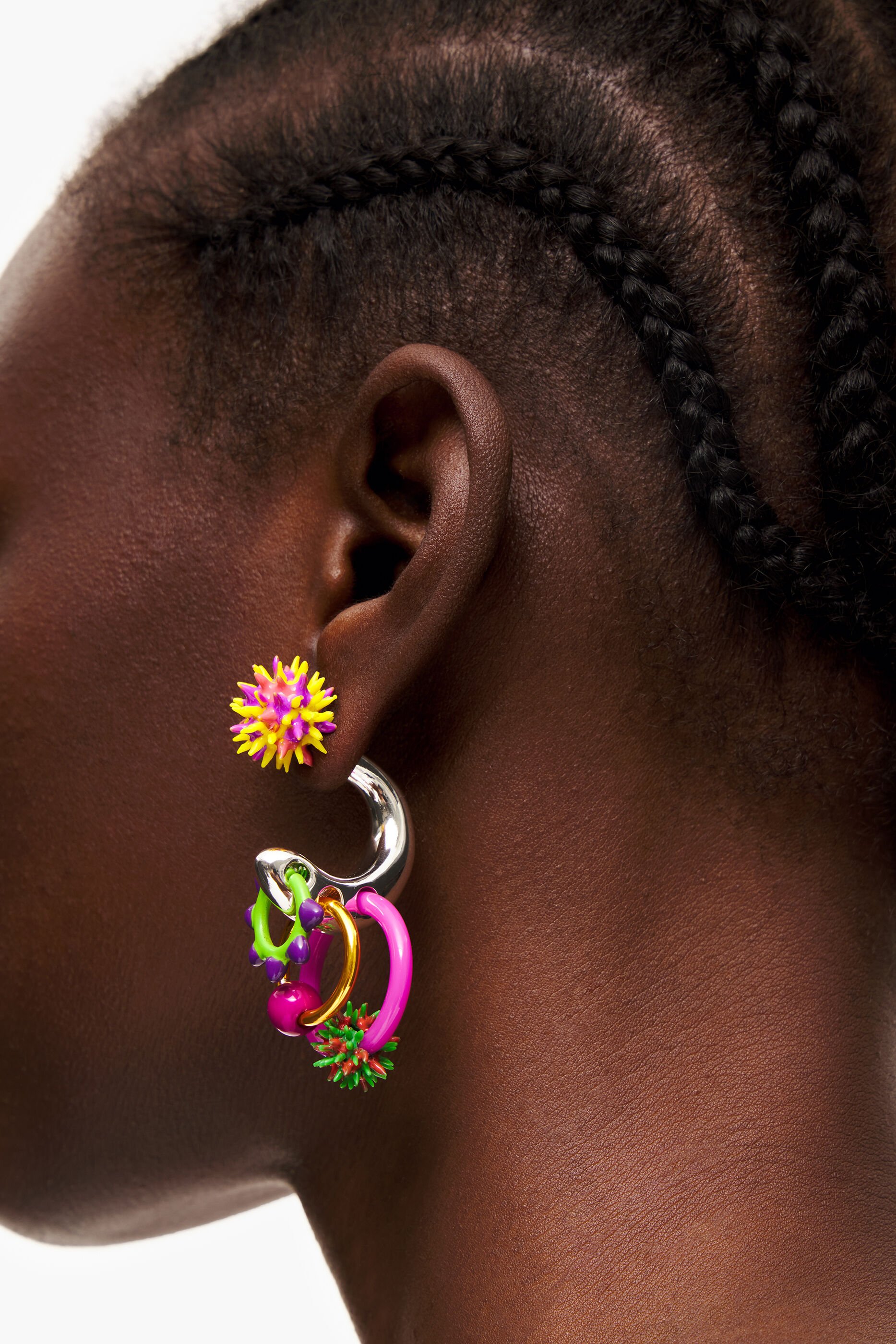 Brinco de argola com peças esmaltadas multicoloridas