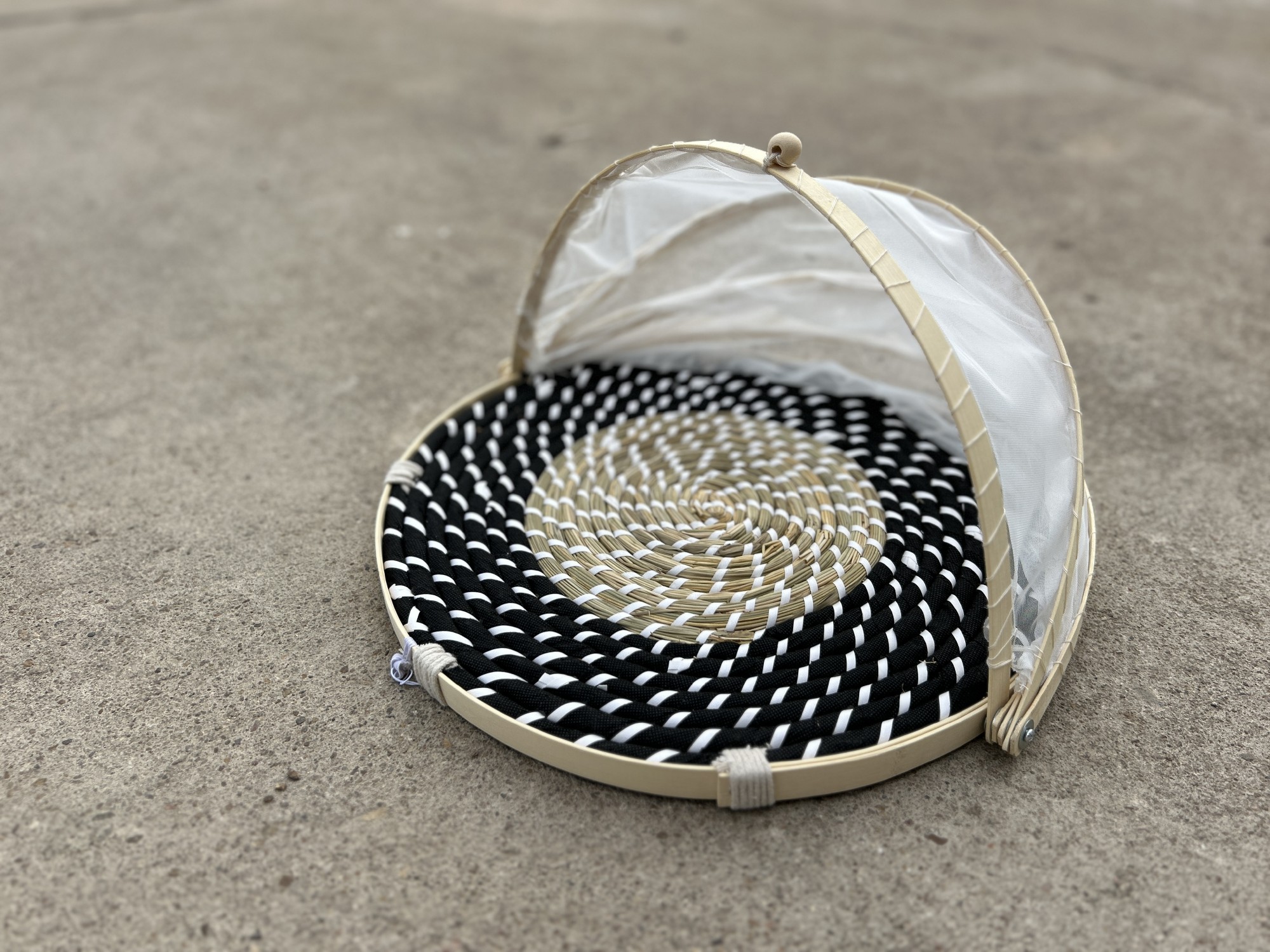 Fliegennetz-Tablett, natur, schwarz-weiß, Ø 41 cm, H 30 cm zu 18,90