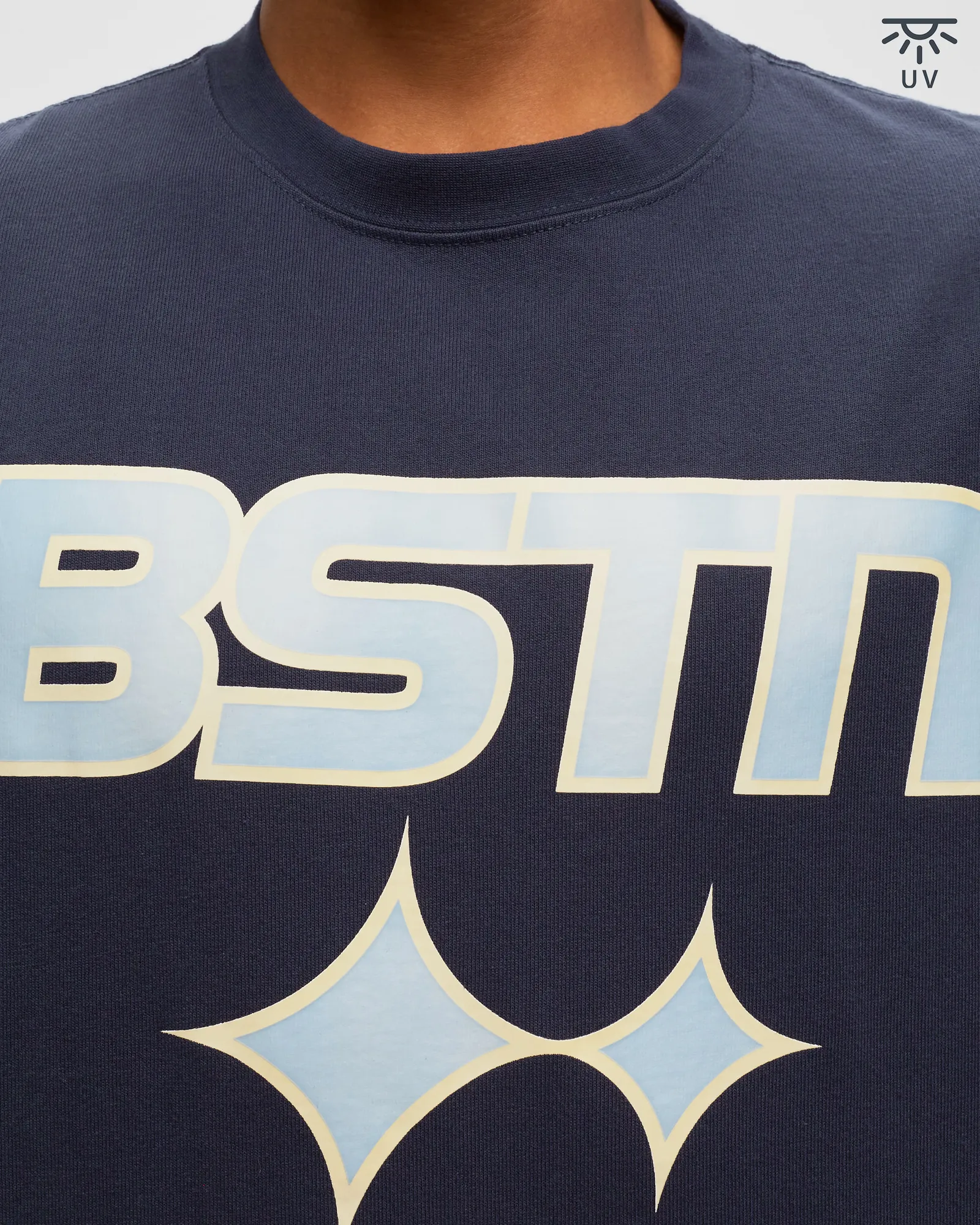 Camiseta pesada BSTN Brand com reação UV