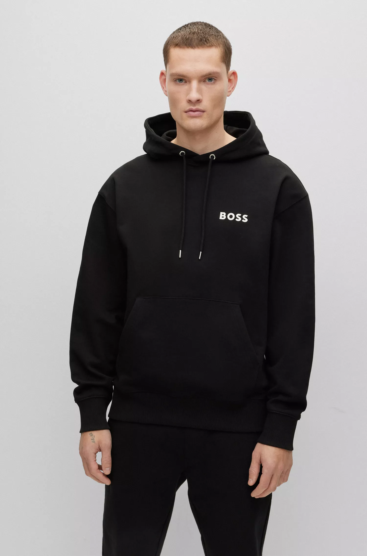 Moletom BOSS preto, modelagem oversized, em algodão felpudo com logo contrastante.