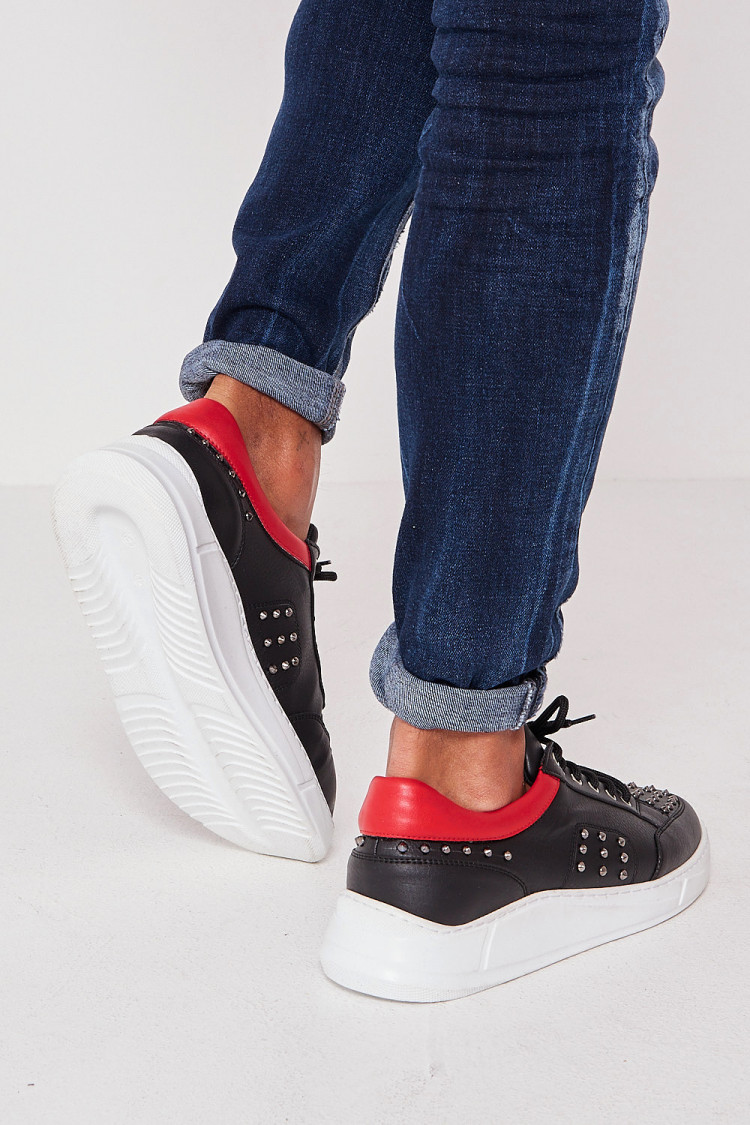 Baskets noir/rouge cloutées