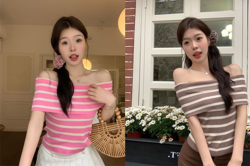 Allinya - Gestreepte gebreide top met korte mouwen en off-shouldermotief