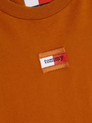 Camiseta com logo essencial