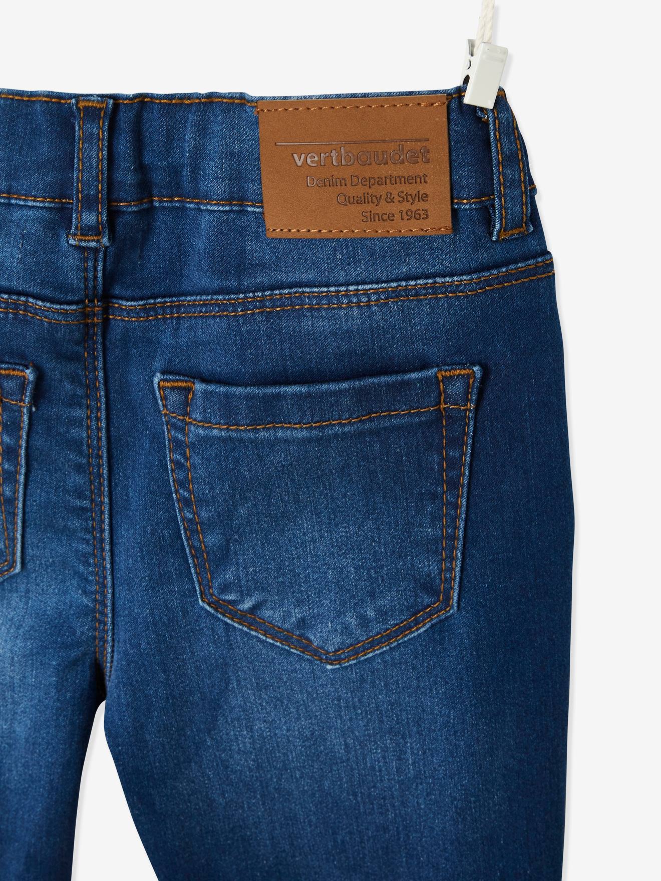 Calça jeans skinny feminina, lavagem média azul.