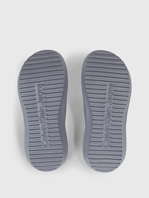 Chinelo com logotipo híbrido
