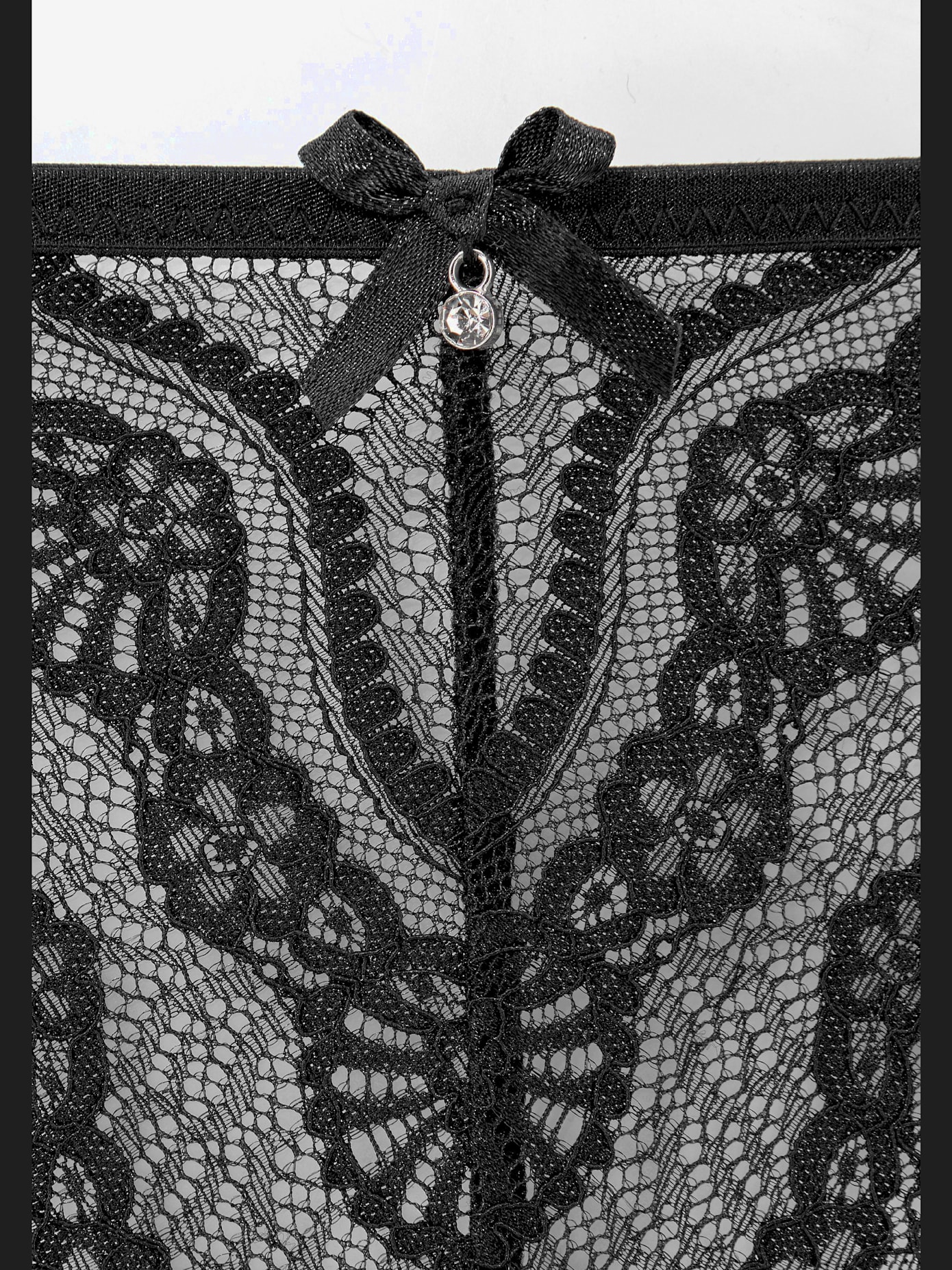 String avec chaînes à strass amovibles sur les côtés