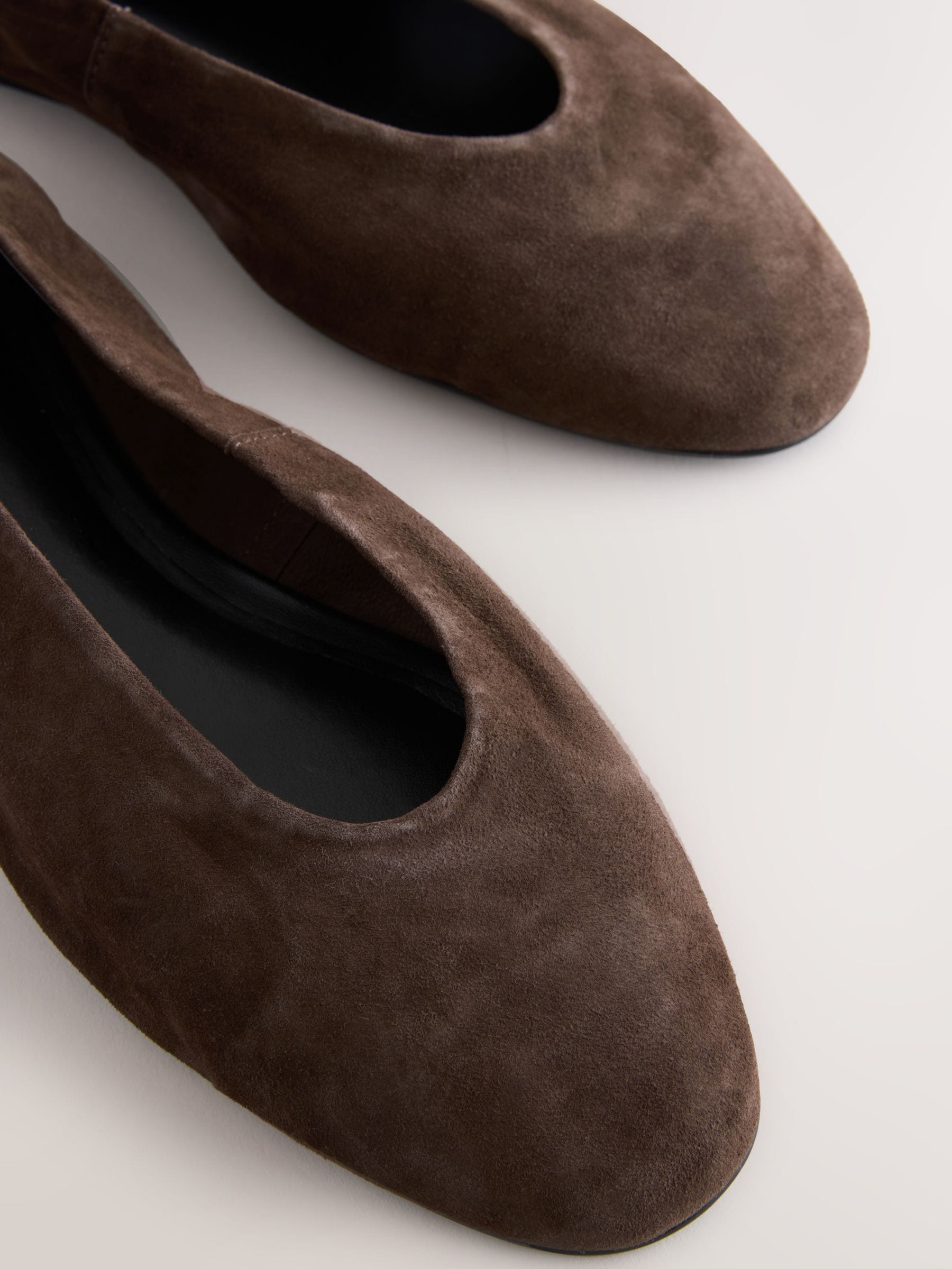 Chocoladebruin suède - Leren ballerina met ronde neus