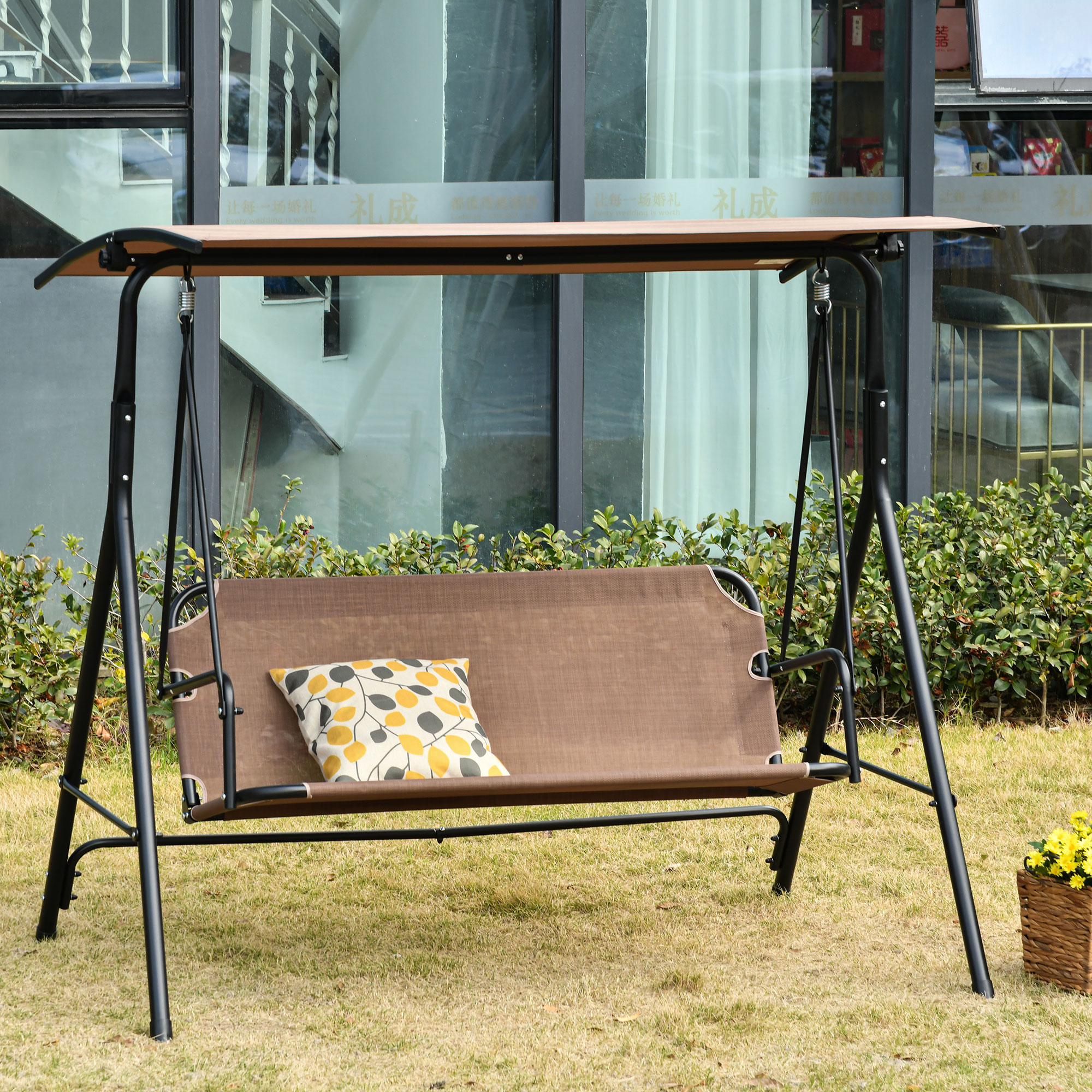Cadeira de balanço de jardim Outsunny para 2 pessoas com cobertura ajustável em ângulo, ideal para pátio, varanda e uso externo. Capacidade de carga de 200 kg, dimensões 172 x 110 x 155 cm, marrom.