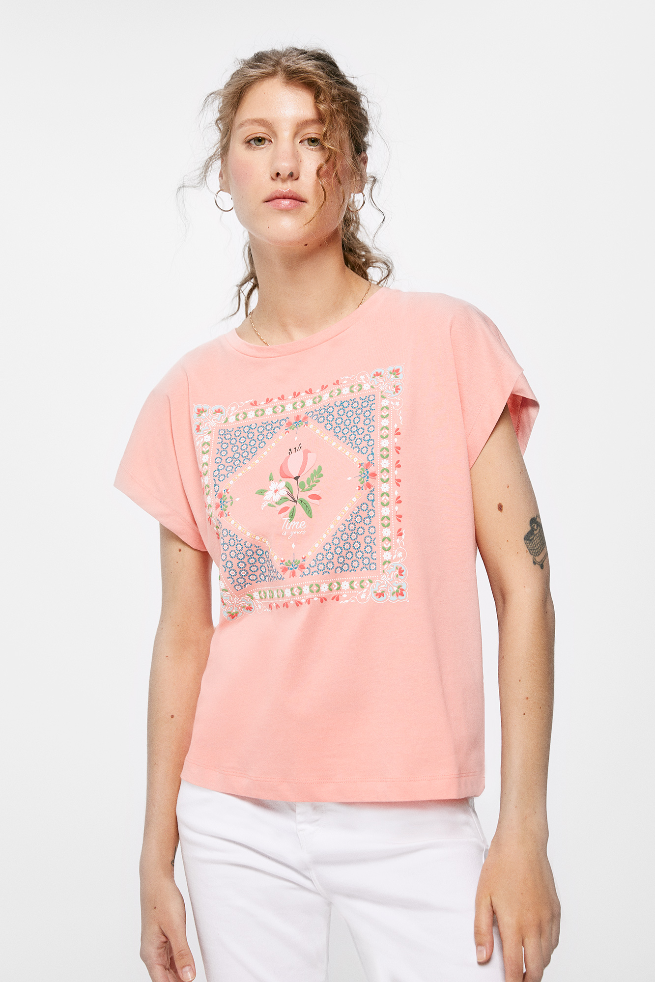 Camiseta com estampa floral