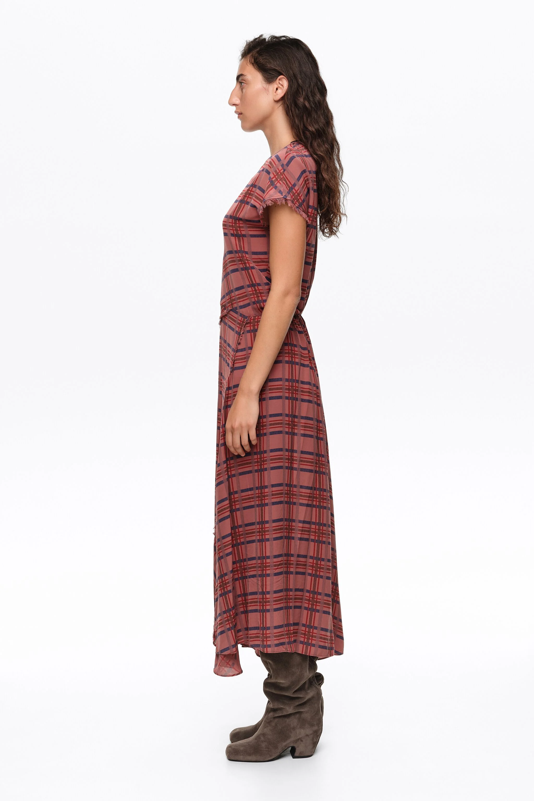 Vestido fluido xadrez granada com modelagem evasê