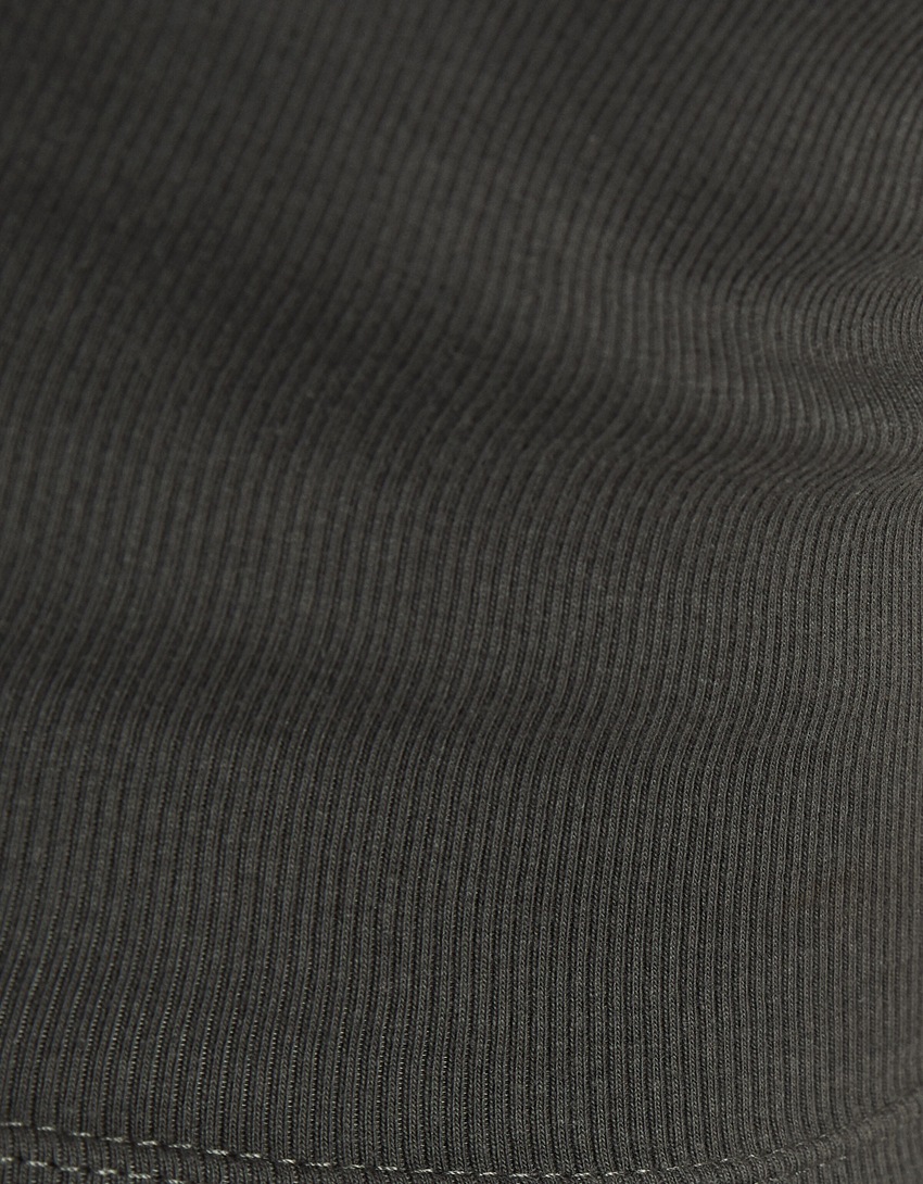 Camiseta canelada sem mangas