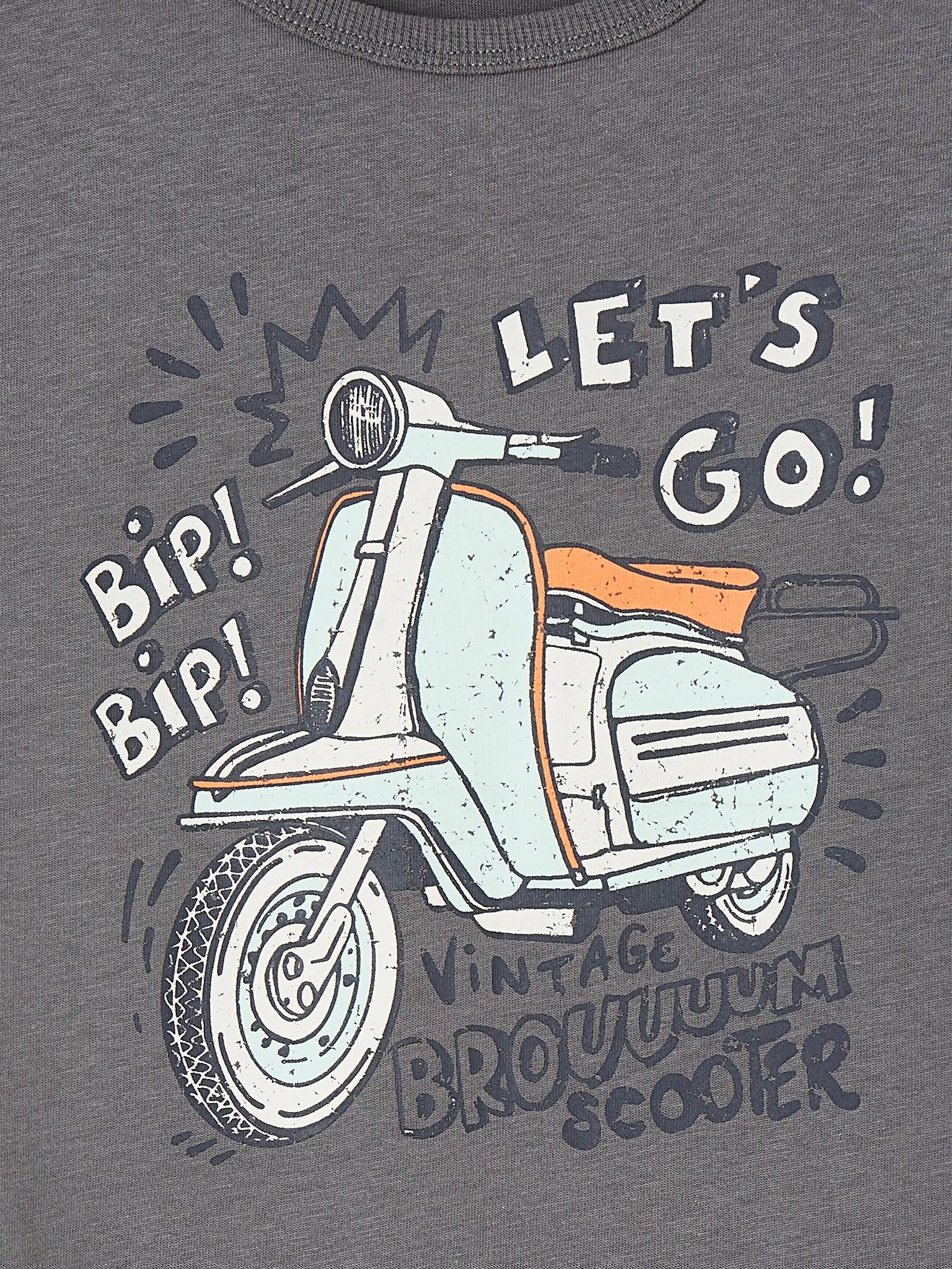 Camiseta de manga curta com estampas gráficas, para meninos, lisa, branca clara com motivos.