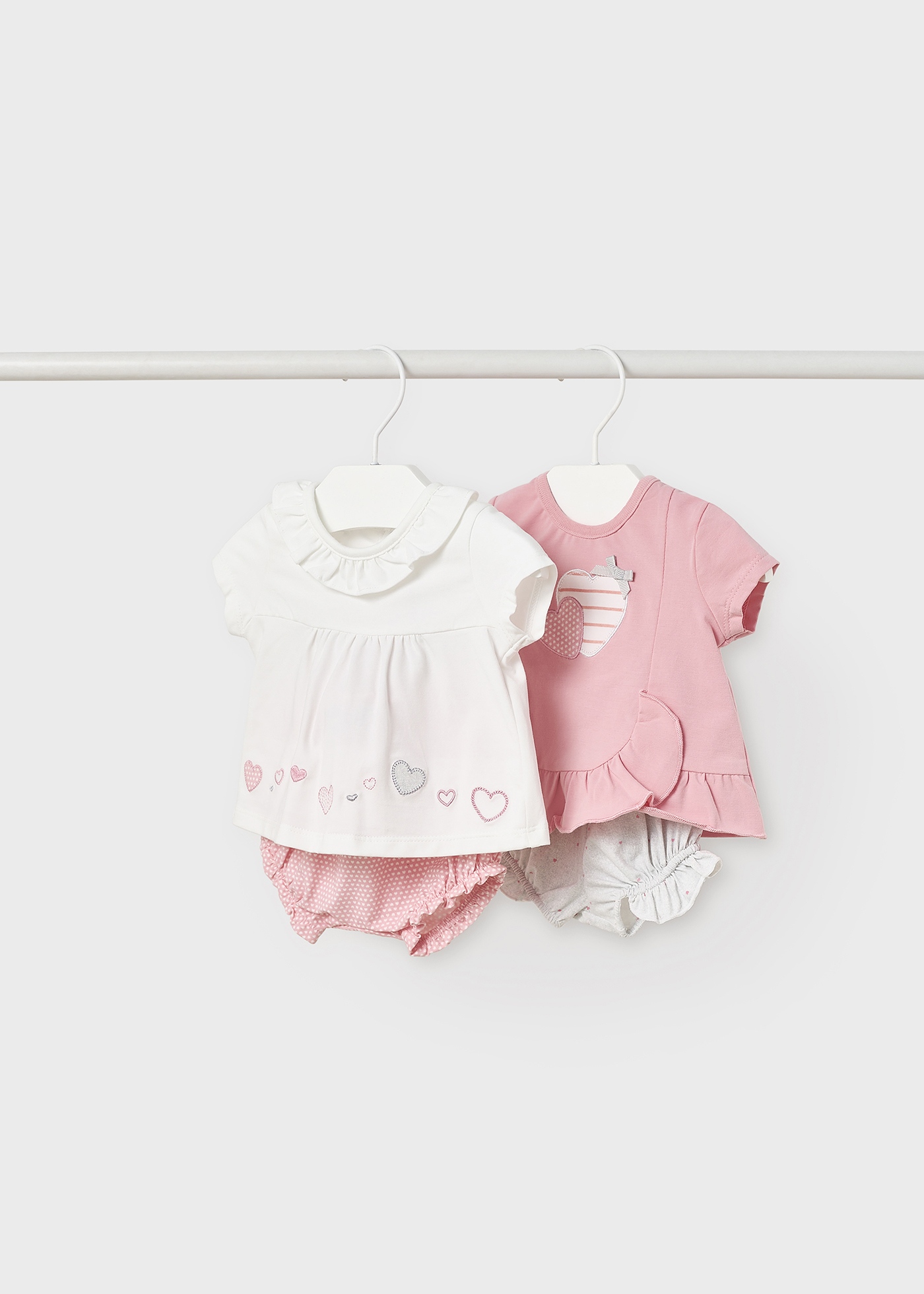 Conjunto de 4 peças em algodão sustentável para recém-nascidos.
