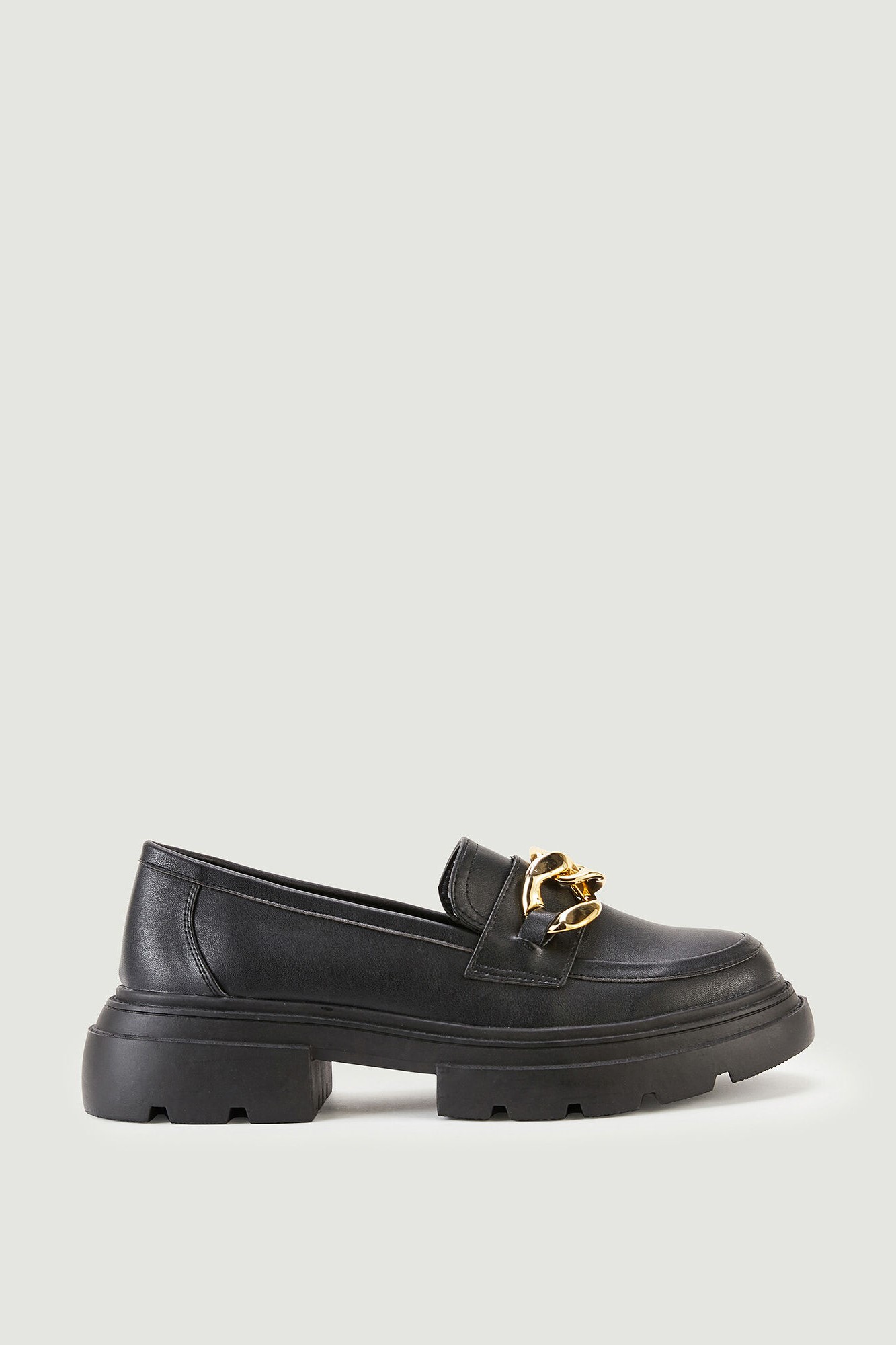 Mocassins robustos em imitação de couro com fivelas douradas.