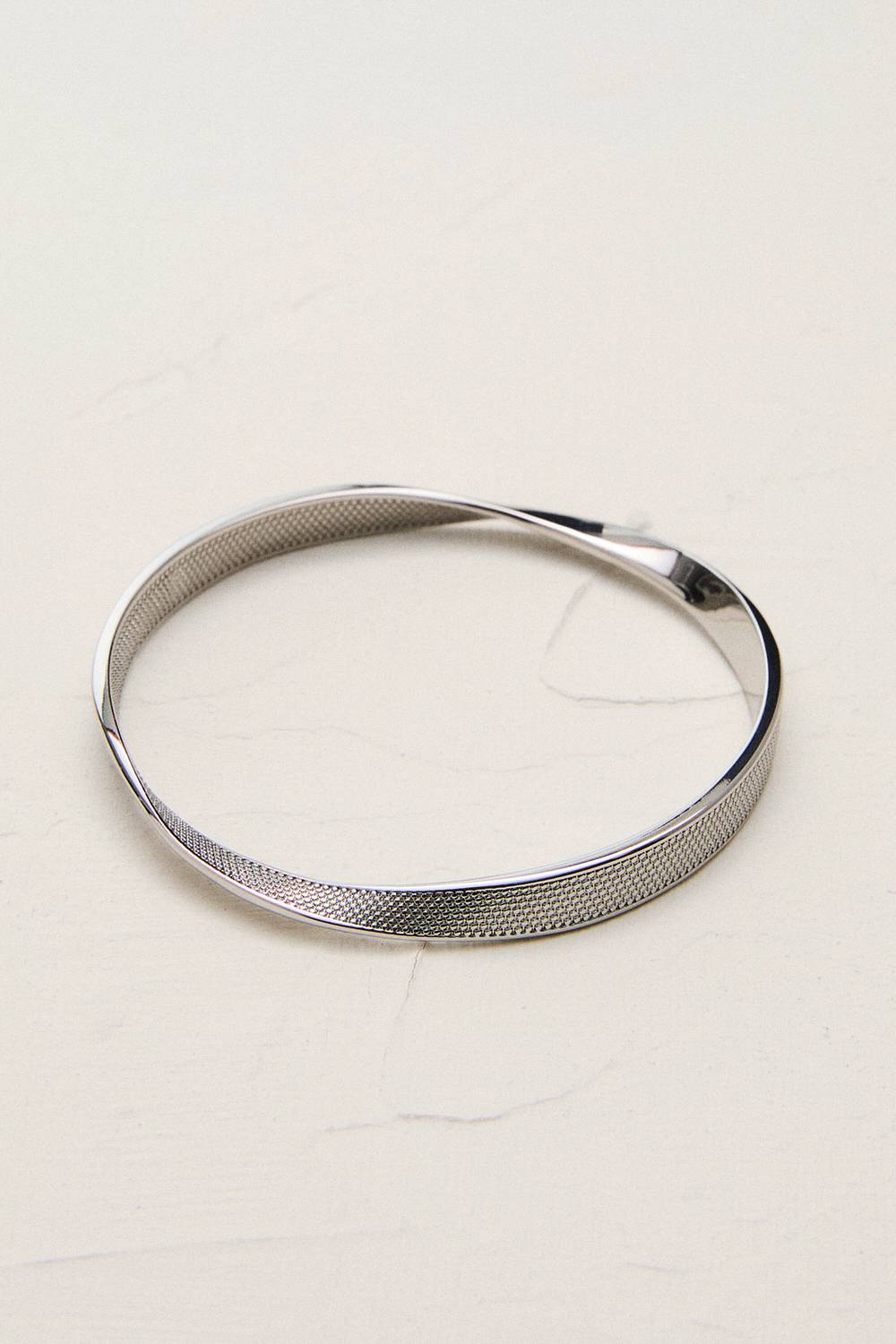 KarenMillen Bracelet manchette texturé torsadé étroit en ton argenté