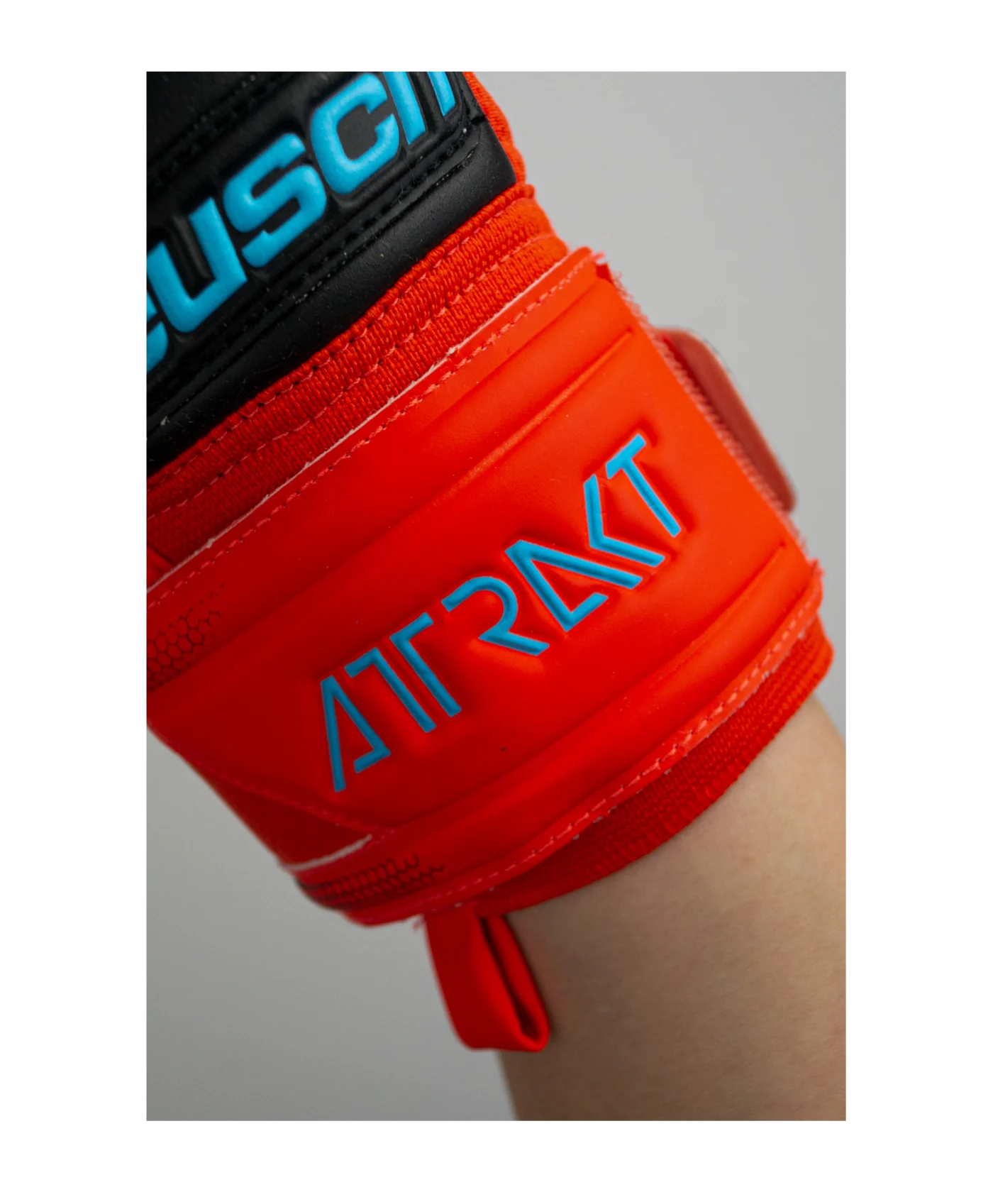 Reusch Attrakt Freegel Torwarthandschuhe 2023 Silber Rot Blau Schwarz F3333