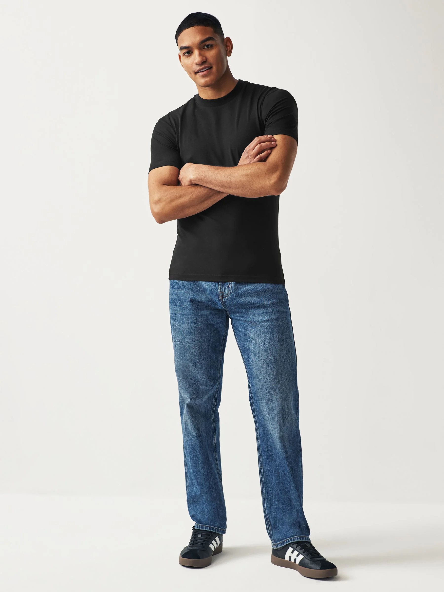 Zwart - Aansluitend must-have T-shirt met ronde hals