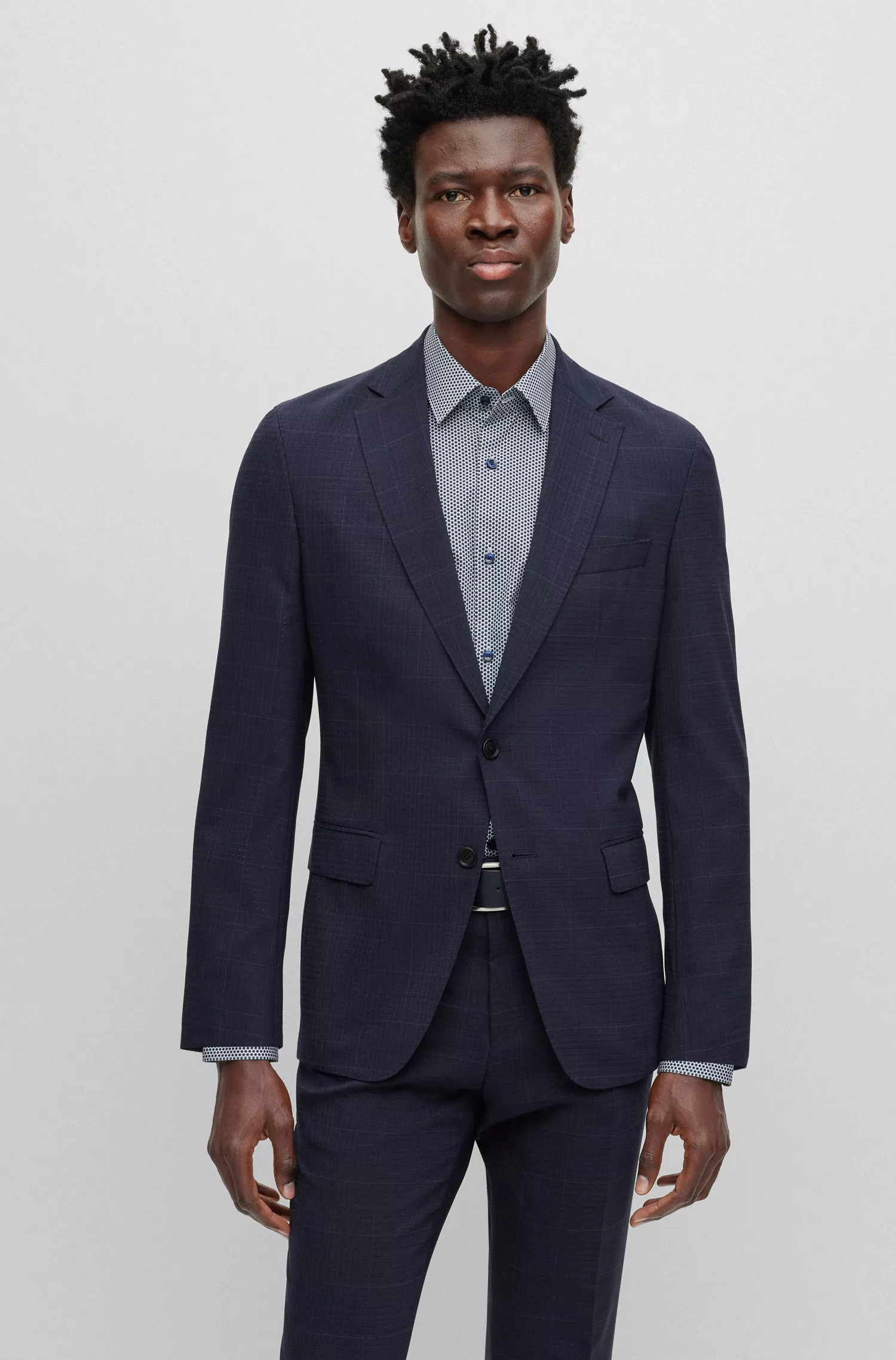Terno BOSS preto slim-fit em tecido xadrez de alta performance com elasticidade.