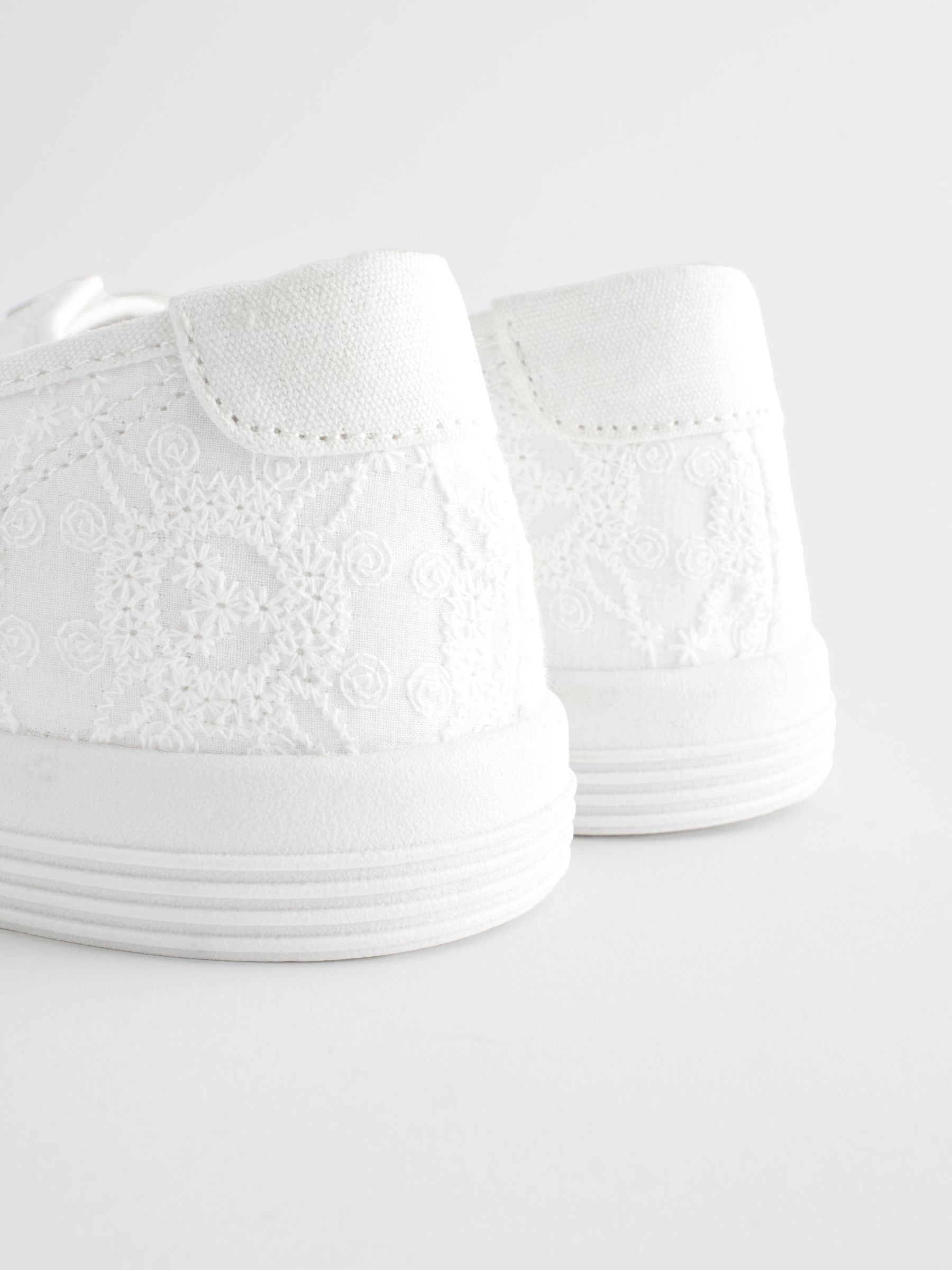 Wit - Geborduurde veterloze canvas instapsneakers