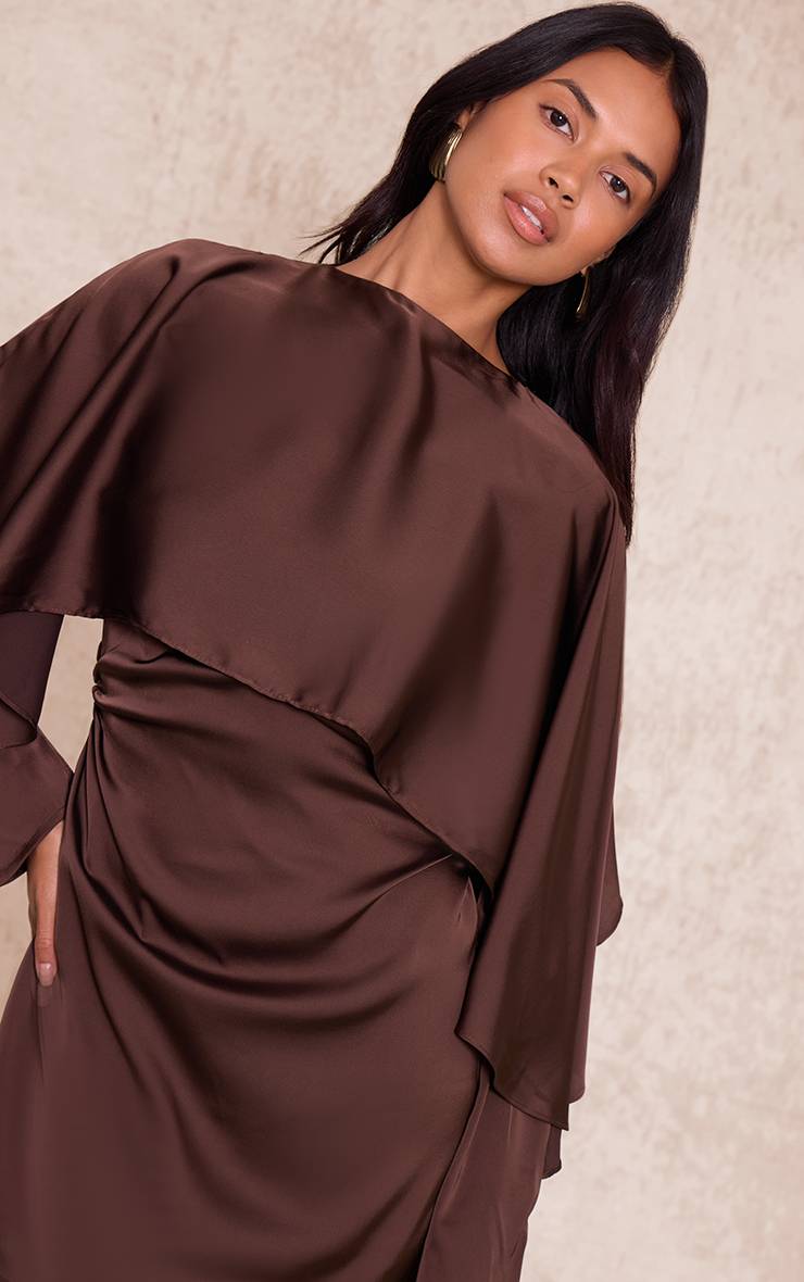 Dark Chocolate Robe Moulante À Détail Cape Superposée En Satin