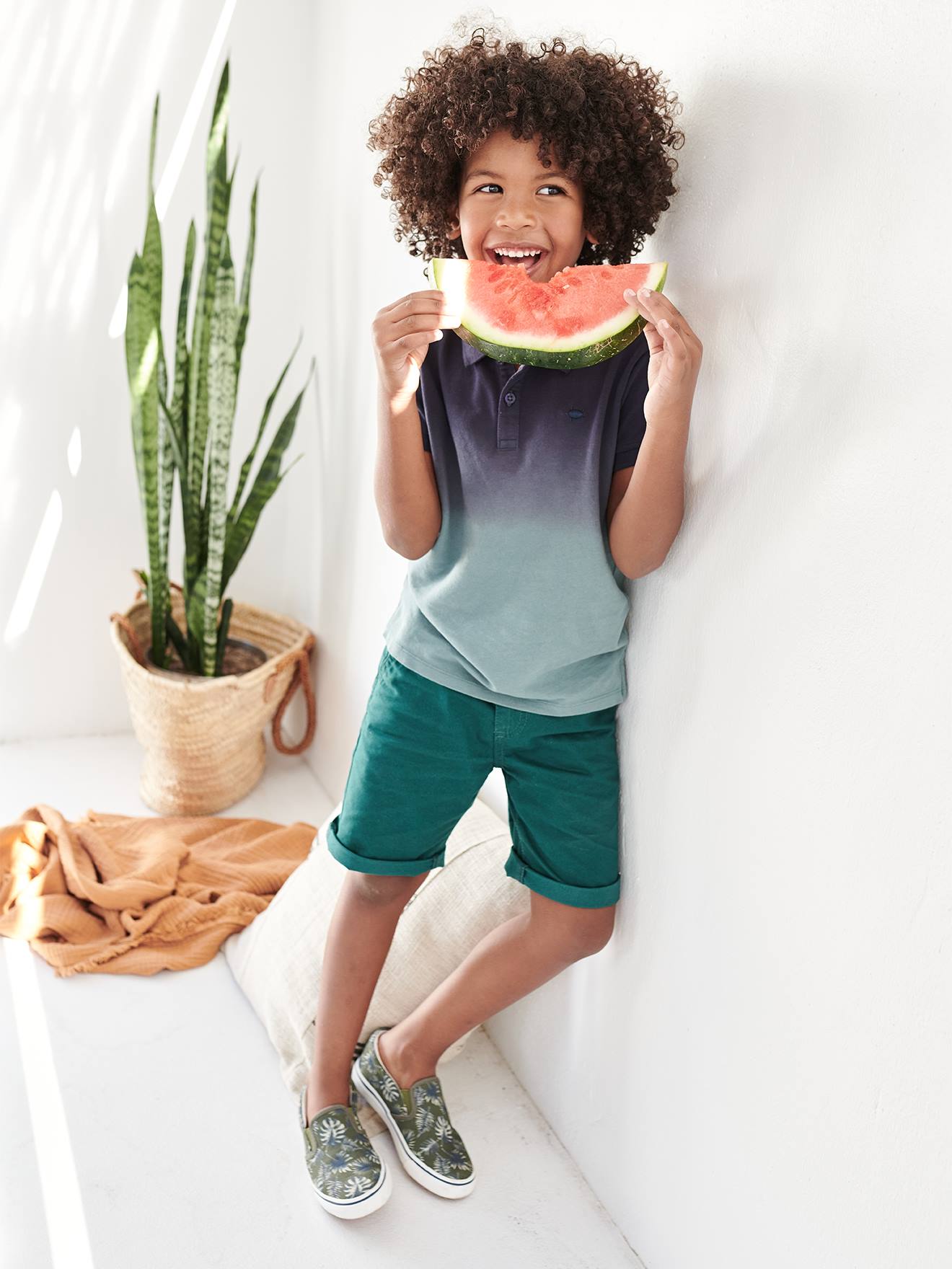 Camisa polo infantil Dip & Dye, azul escuro liso com estampas.
