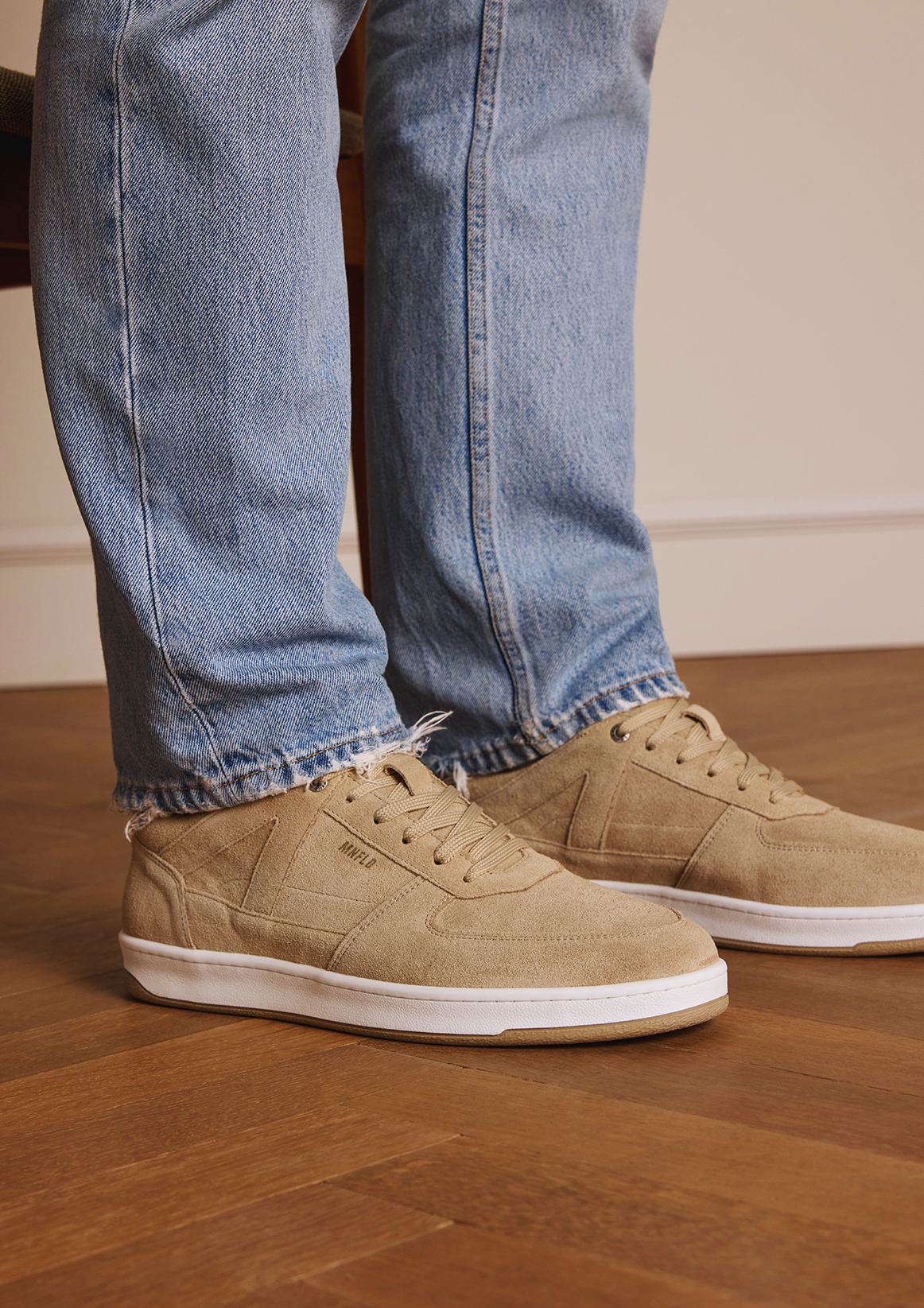 Beige suède sneakers