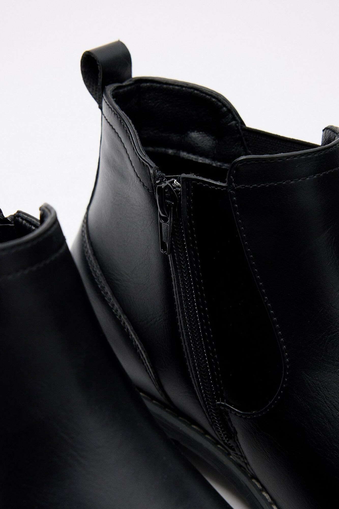 Bota Chelsea com fivela elástica