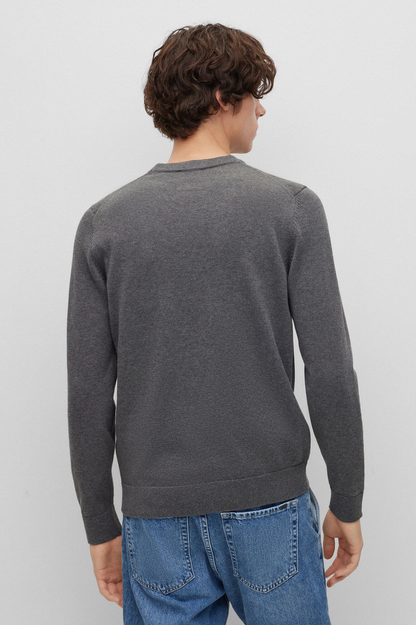 Camisa com gola vermelha - cinza médio