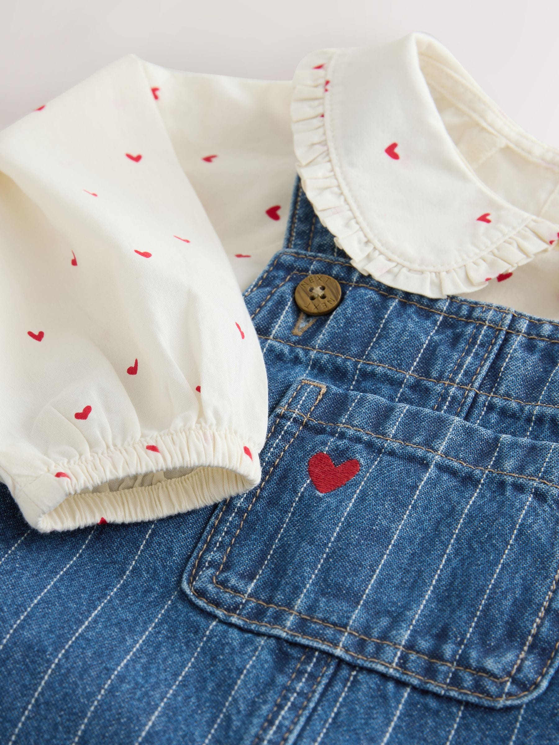 Donkerblauw denim - Set van bretelbroeken en blouse met hartjesprint (3mnd-7jr)