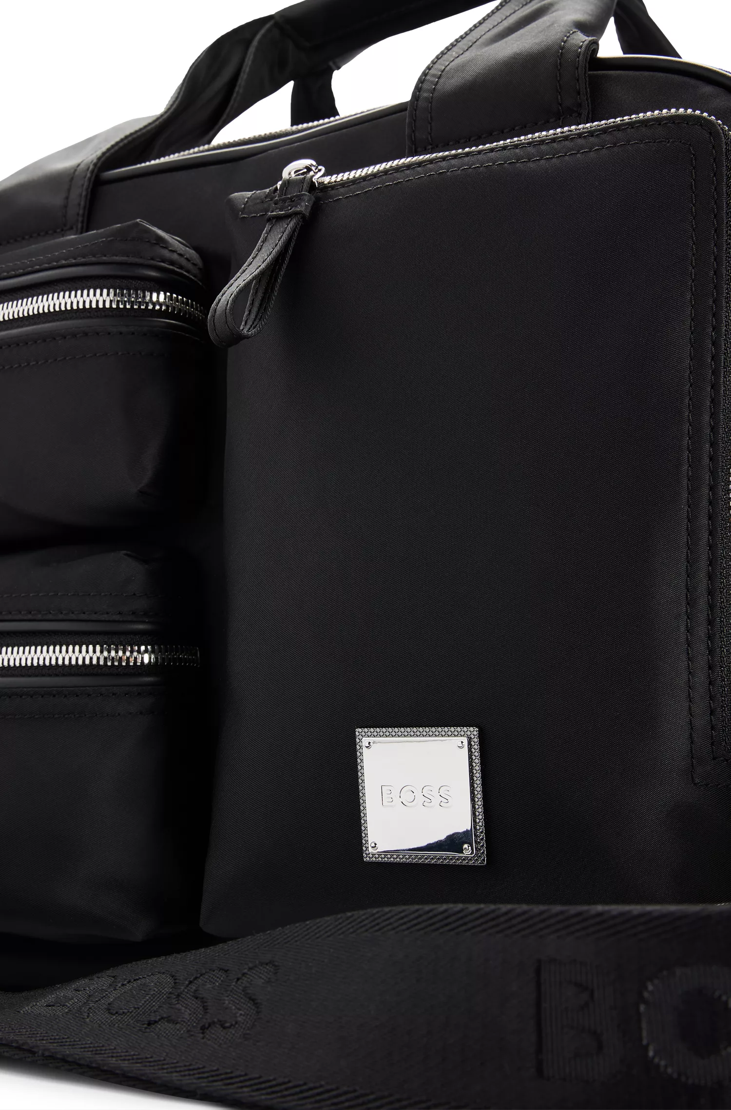 Bolsa de viagem BOSS preta com vários bolsos e placa com o logotipo polido.