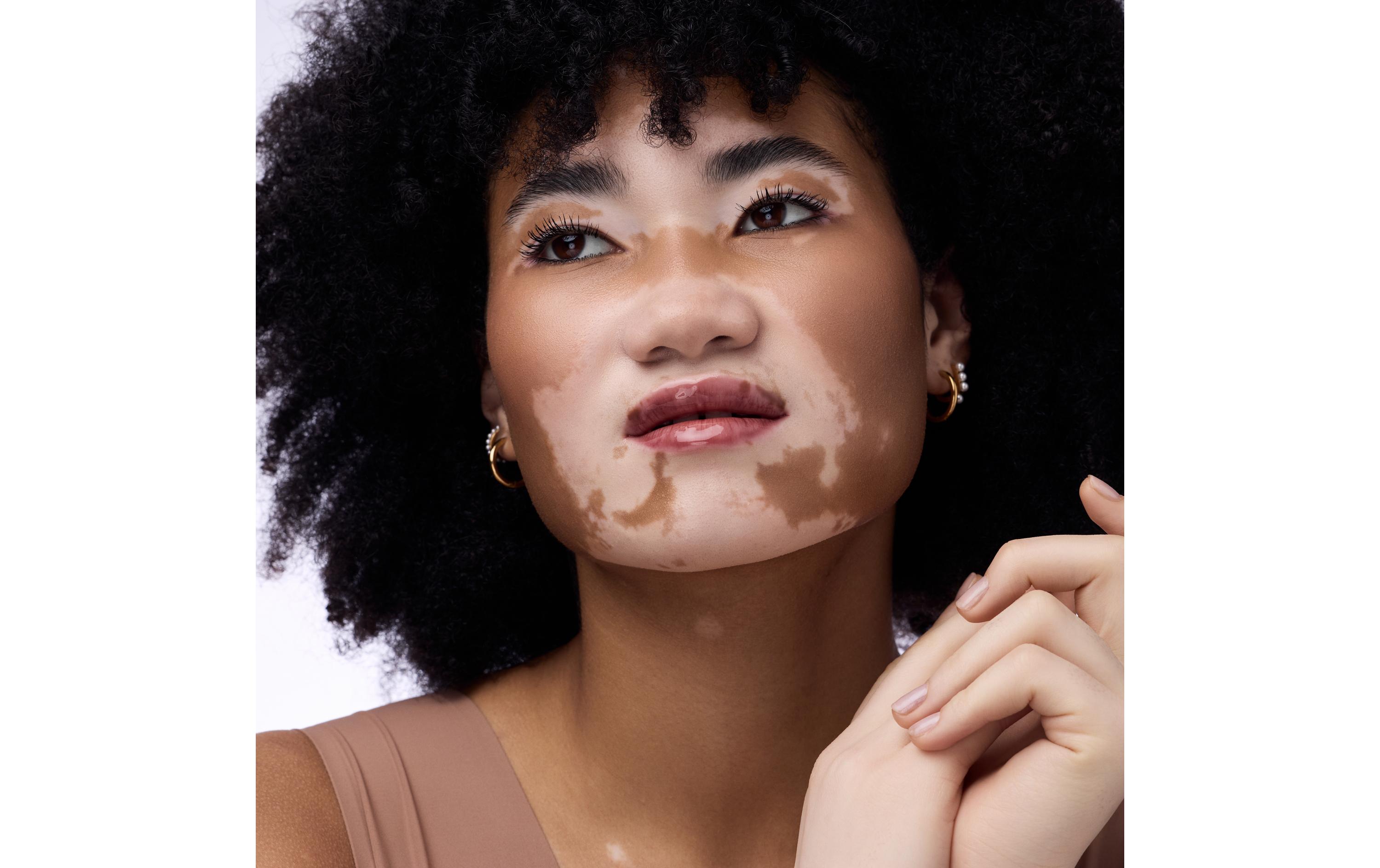 Lip Gloss Butter Drippin' Glossy 040 Bisou BisouFeuchtigkeitsspendender, glänzender Lippenbalsam in zartem Rosa