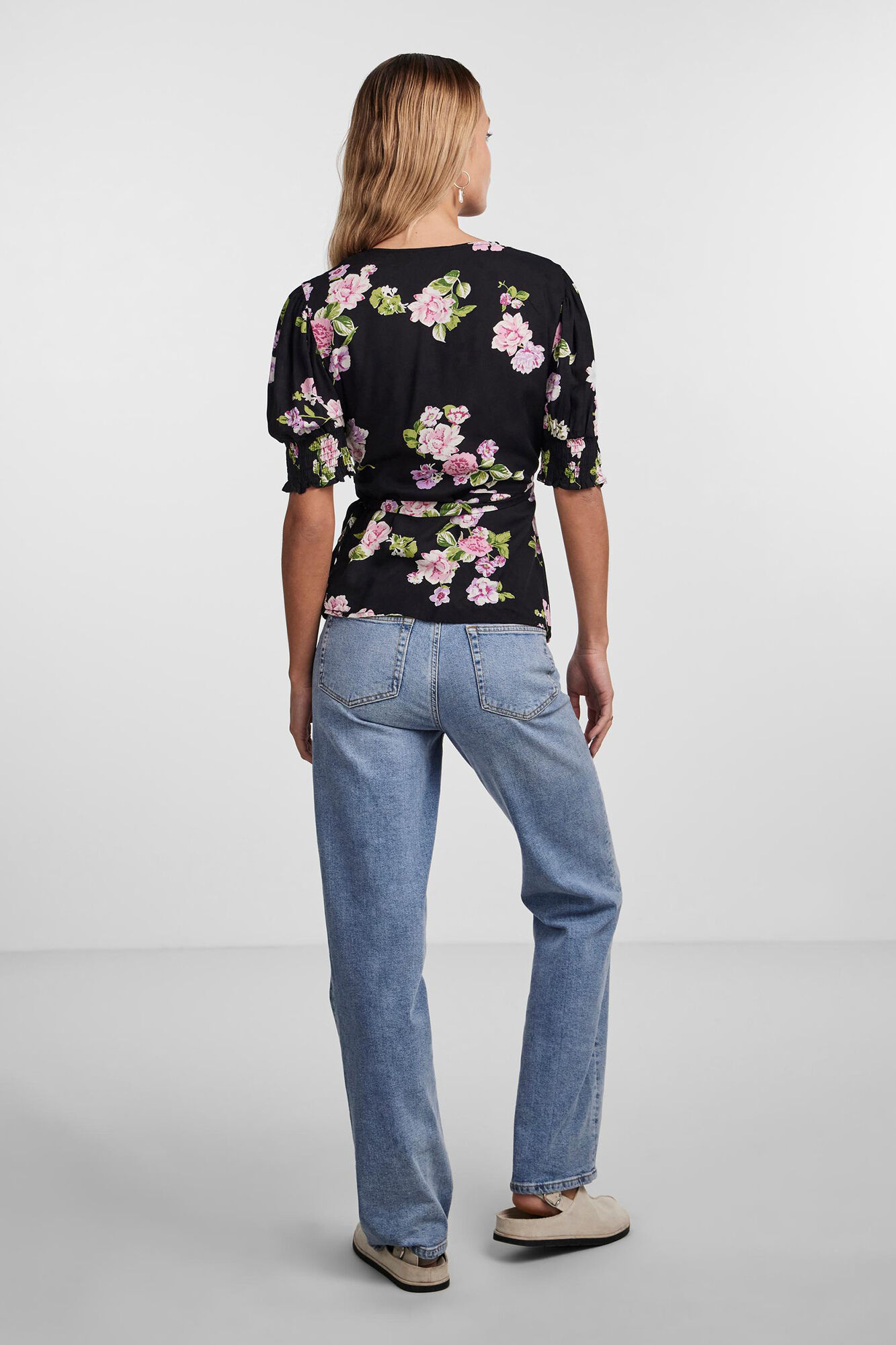 Camiseta com decote cruzado.