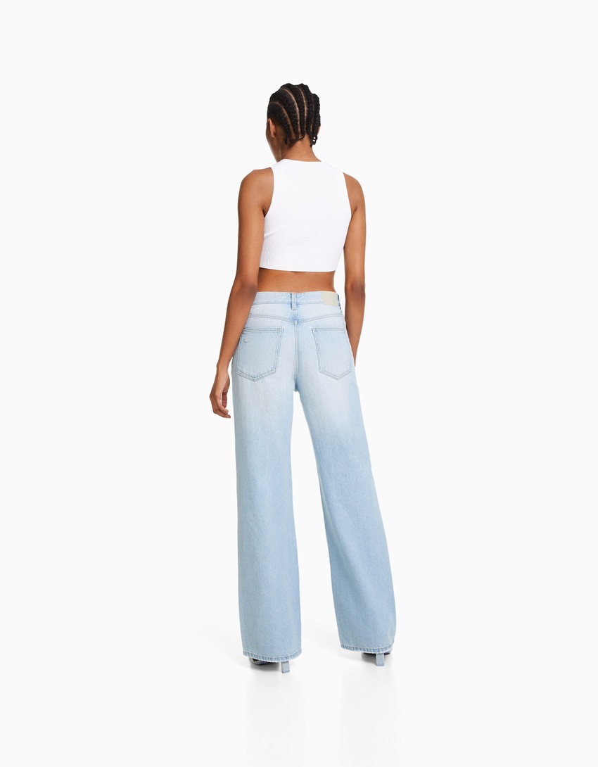 Calça jeans rasgada de perna larga dos anos 90