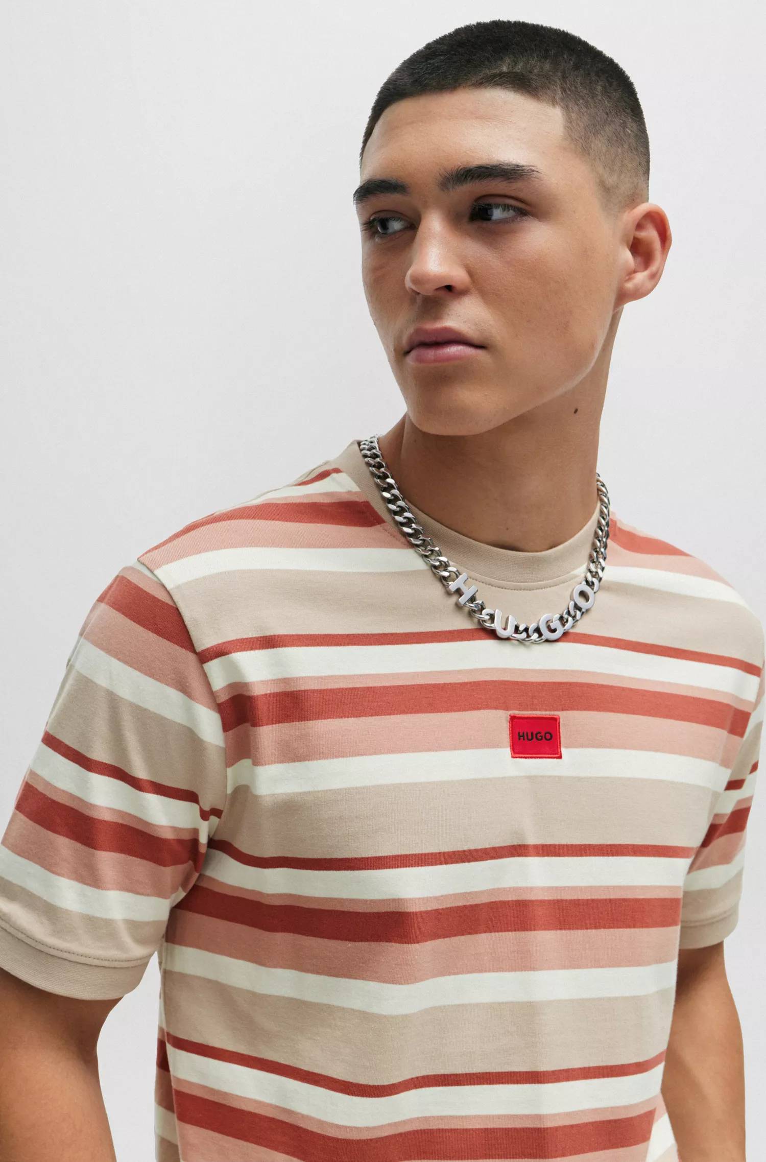 Camiseta HUGO listrada vermelha em malha de algodão com etiqueta com o logotipo.