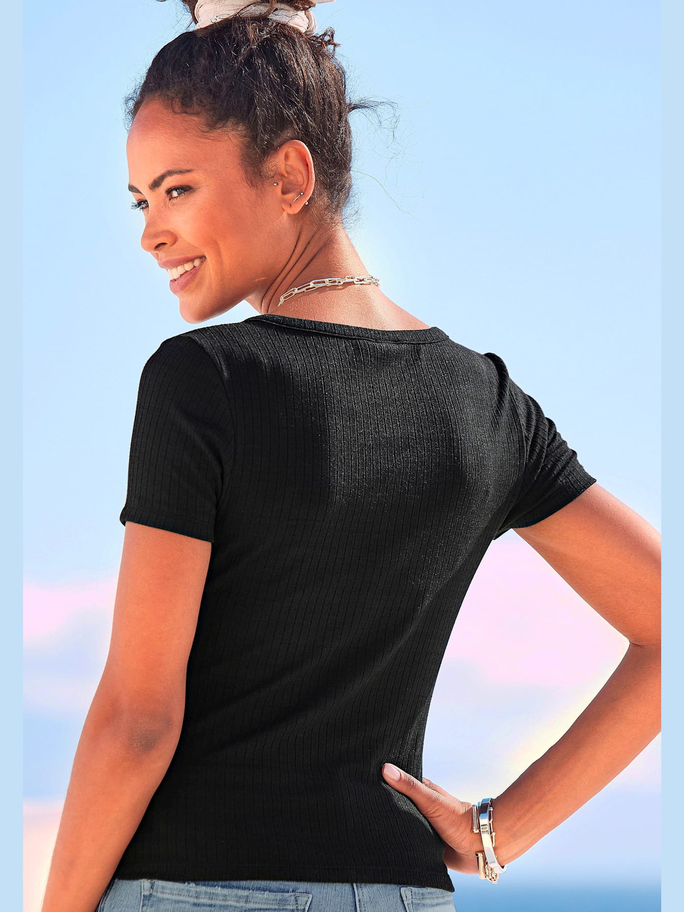 T-shirt à manches courtes encolure en v dégagée