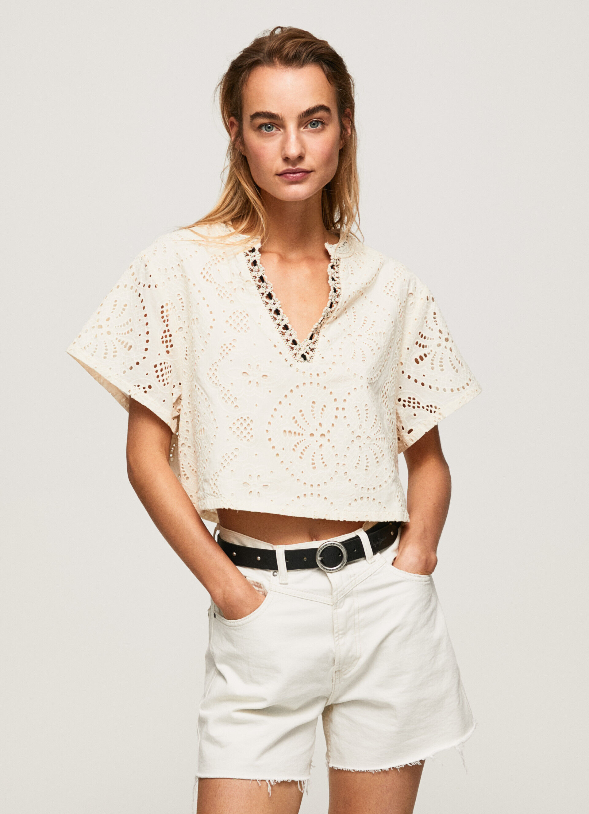 Blusa com detalhes decorativos na abertura - branco manteiga