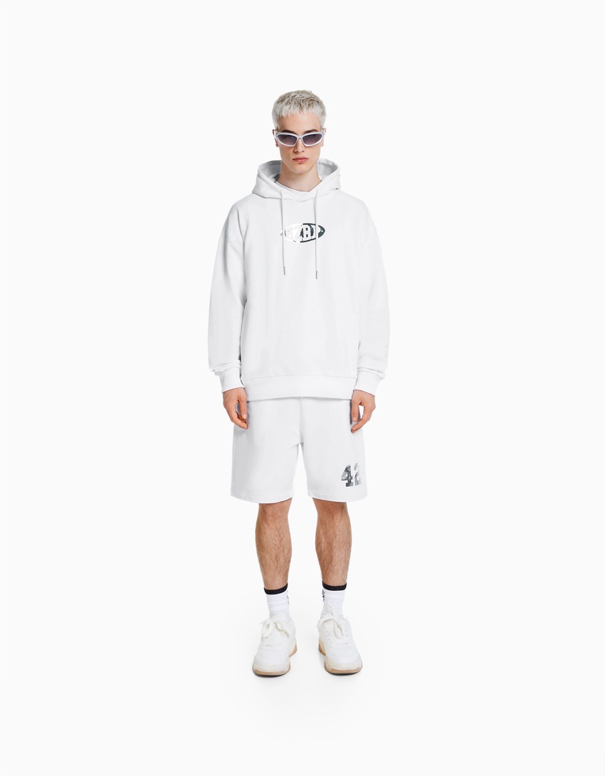 Bermuda de pelúcia BERSHKA com estampa BIZARRAP