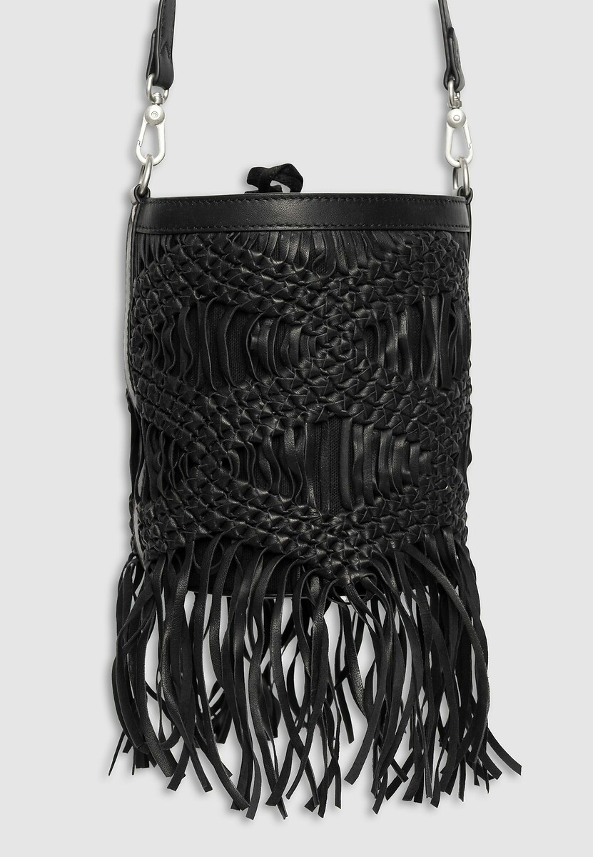 Bolsa tipo saco IKKS com alça de ombro, em couro trançado com franjas.