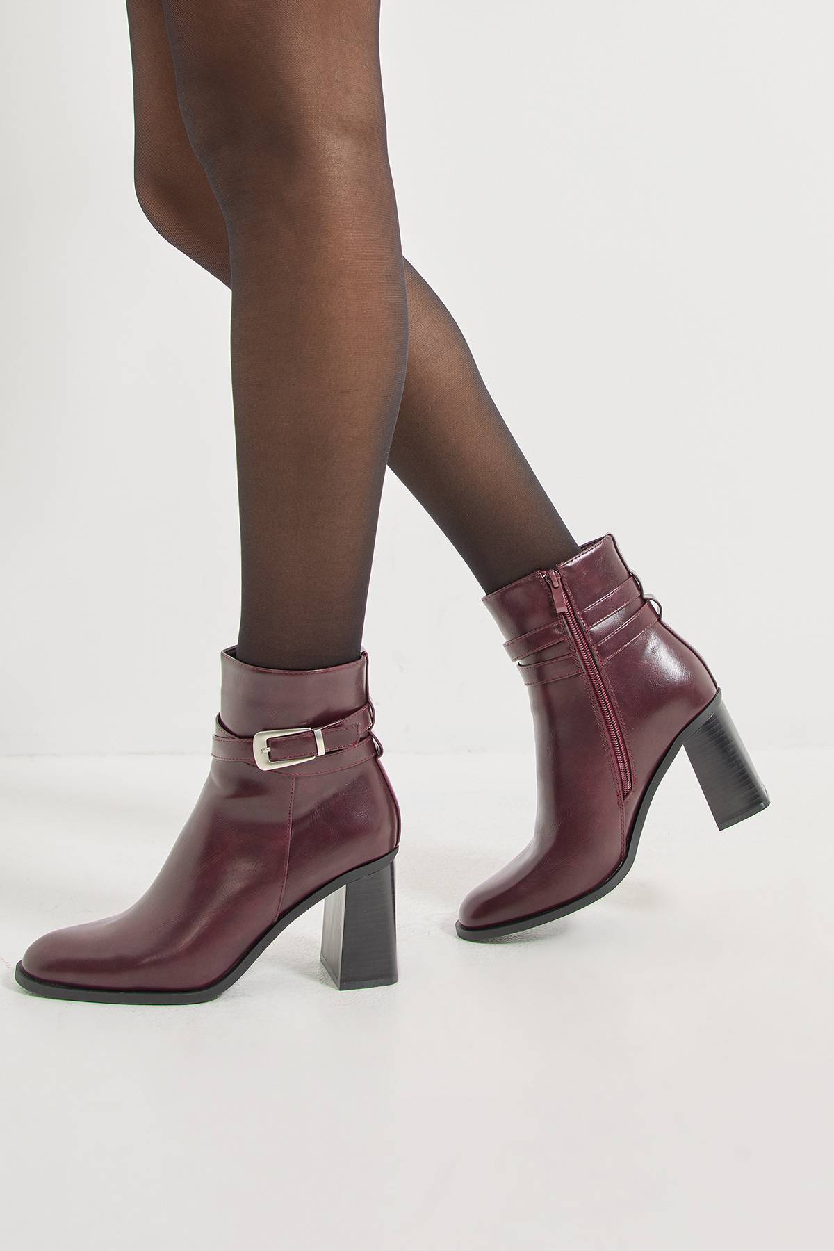 Wallis Bottines Melissa en synthétiquecuir avec Détail Boucle, Bout Rond et Talon Bloc Haut