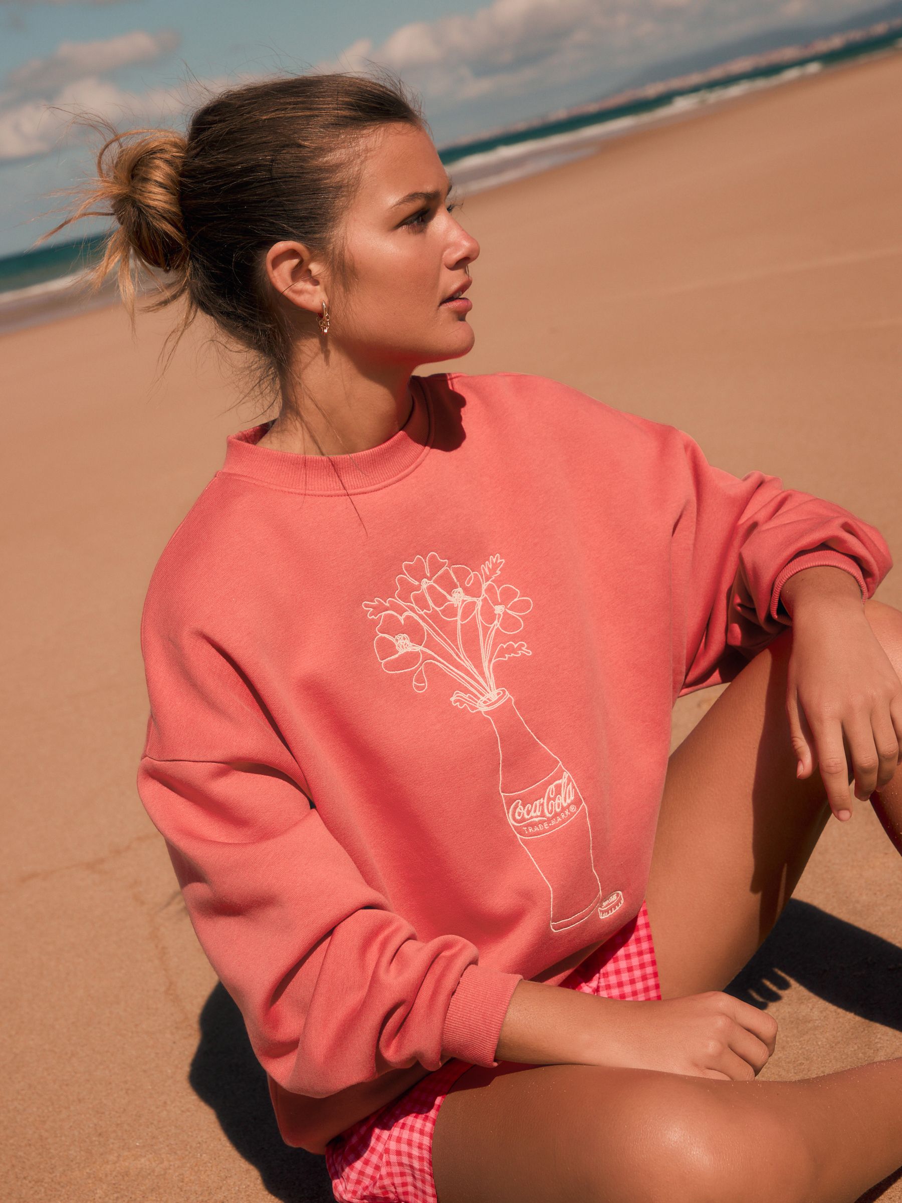 Rood - Officieel gelicenseerd Coca Cola sweatshirt met geborduurde bloemenvaas en Coke fles print, relaxte pasvorm en ronde hals