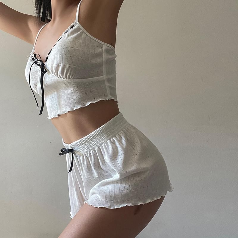 Alfie - Pyjamaset: Effen cropped camisole top met kanten rand + shorts met hoge taille